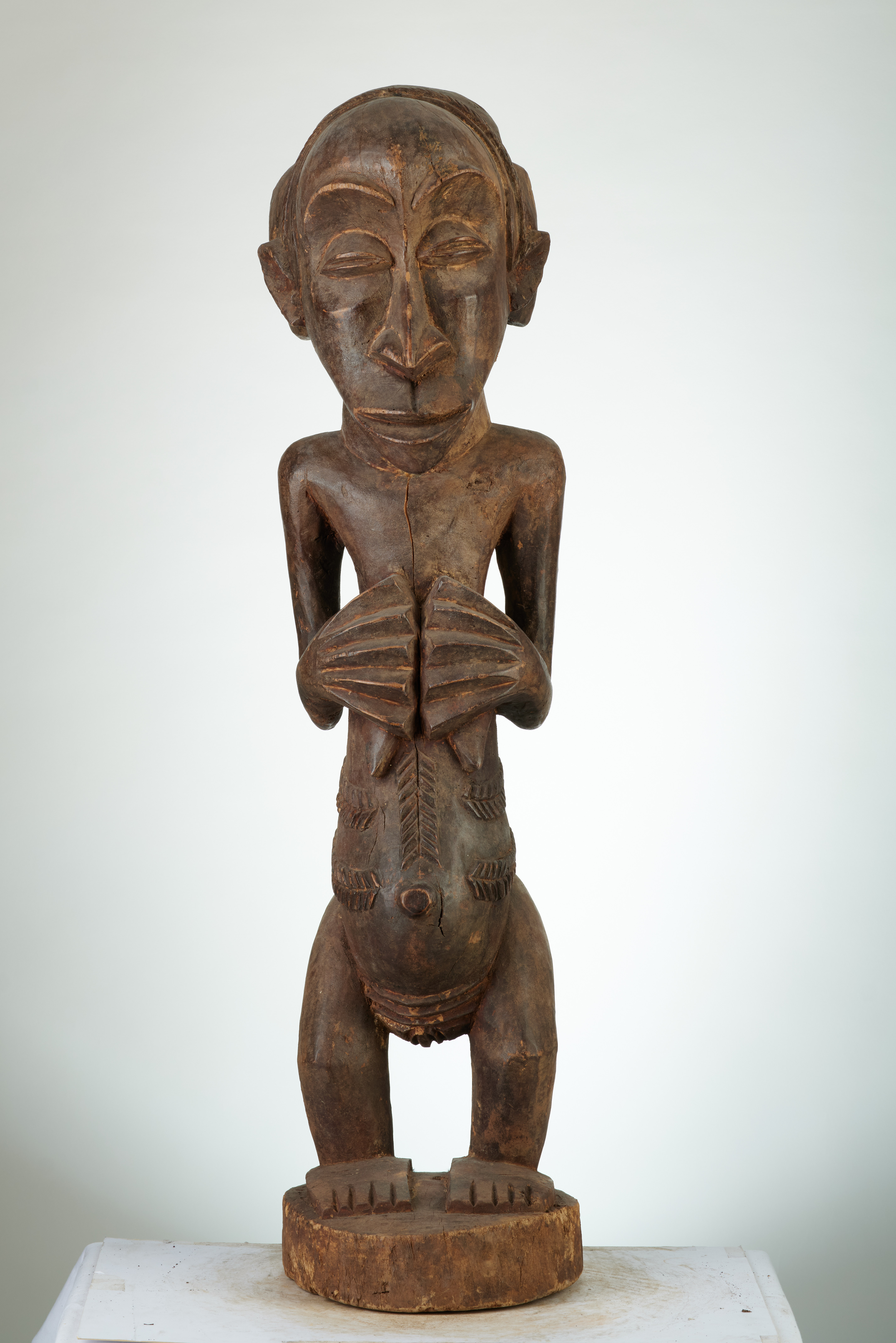 Hemba (Buli), d`afrique : Rép.démoncratique du Congo., statuette Hemba (Buli), masque ancien africain Hemba (Buli), art du Rép.démoncratique du Congo. - Art Africain, collection privées Belgique. Statue africaine de la tribu des Hemba (Buli), provenant du Rép.démoncratique du Congo., 1485/1278 Très belle statue Hemba de style Buli h.85cm. village Katutu le long de la rivière région de Kabalo.Le chef est/Ngoy Mwilambwe. Elle représente une femme debout les deux mains sur la poitrine,sa coiffure est quadri lobée en forme en croix.début du 20eme sc.l