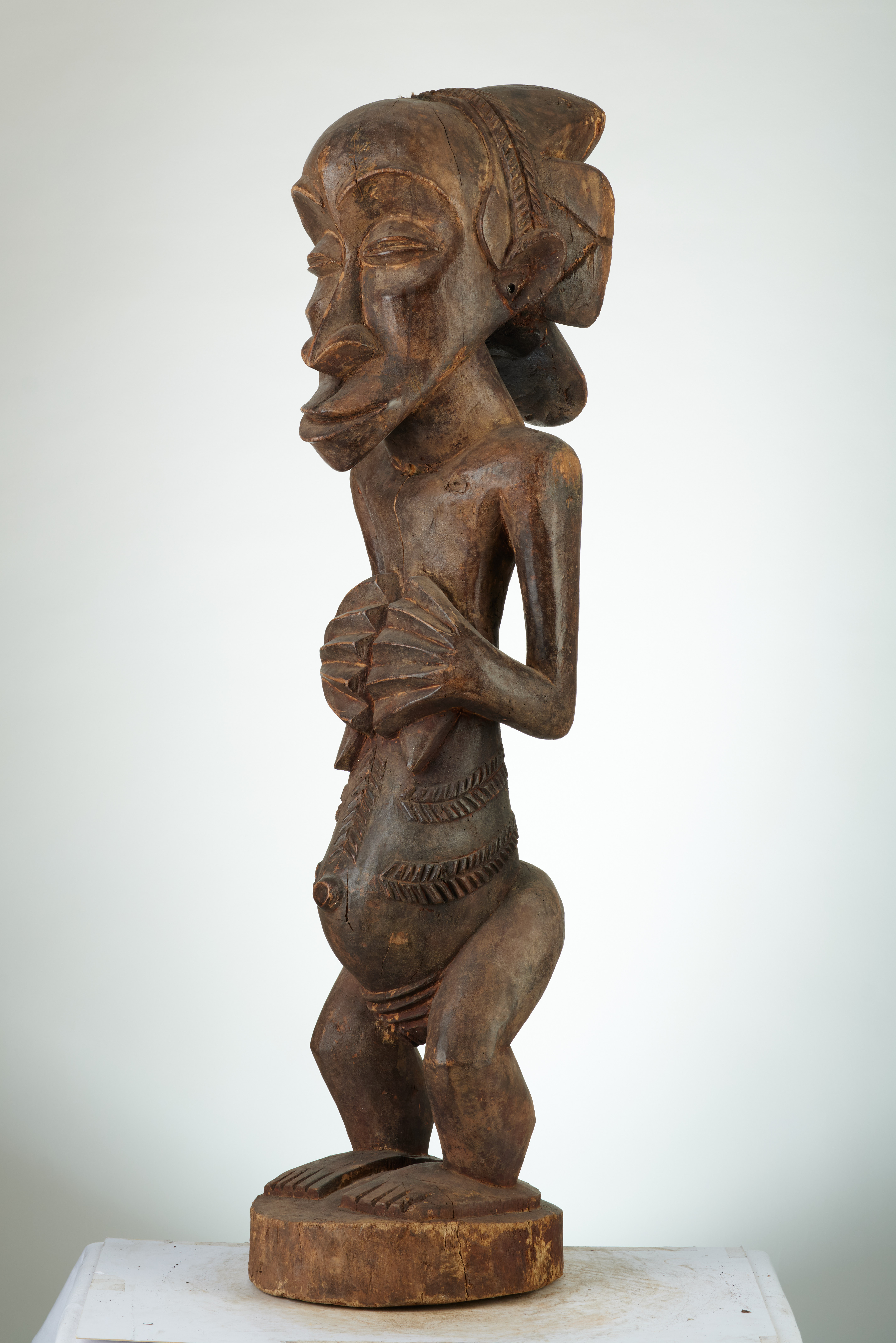 Hemba (Buli), d`afrique : Rép.démoncratique du Congo., statuette Hemba (Buli), masque ancien africain Hemba (Buli), art du Rép.démoncratique du Congo. - Art Africain, collection privées Belgique. Statue africaine de la tribu des Hemba (Buli), provenant du Rép.démoncratique du Congo., 1485/1278 Très belle statue Hemba de style Buli h.85cm. village Katutu le long de la rivière région de Kabalo.Le chef est/Ngoy Mwilambwe. Elle représente une femme debout les deux mains sur la poitrine,sa coiffure est quadri lobée en forme en croix.début du 20eme sc.l