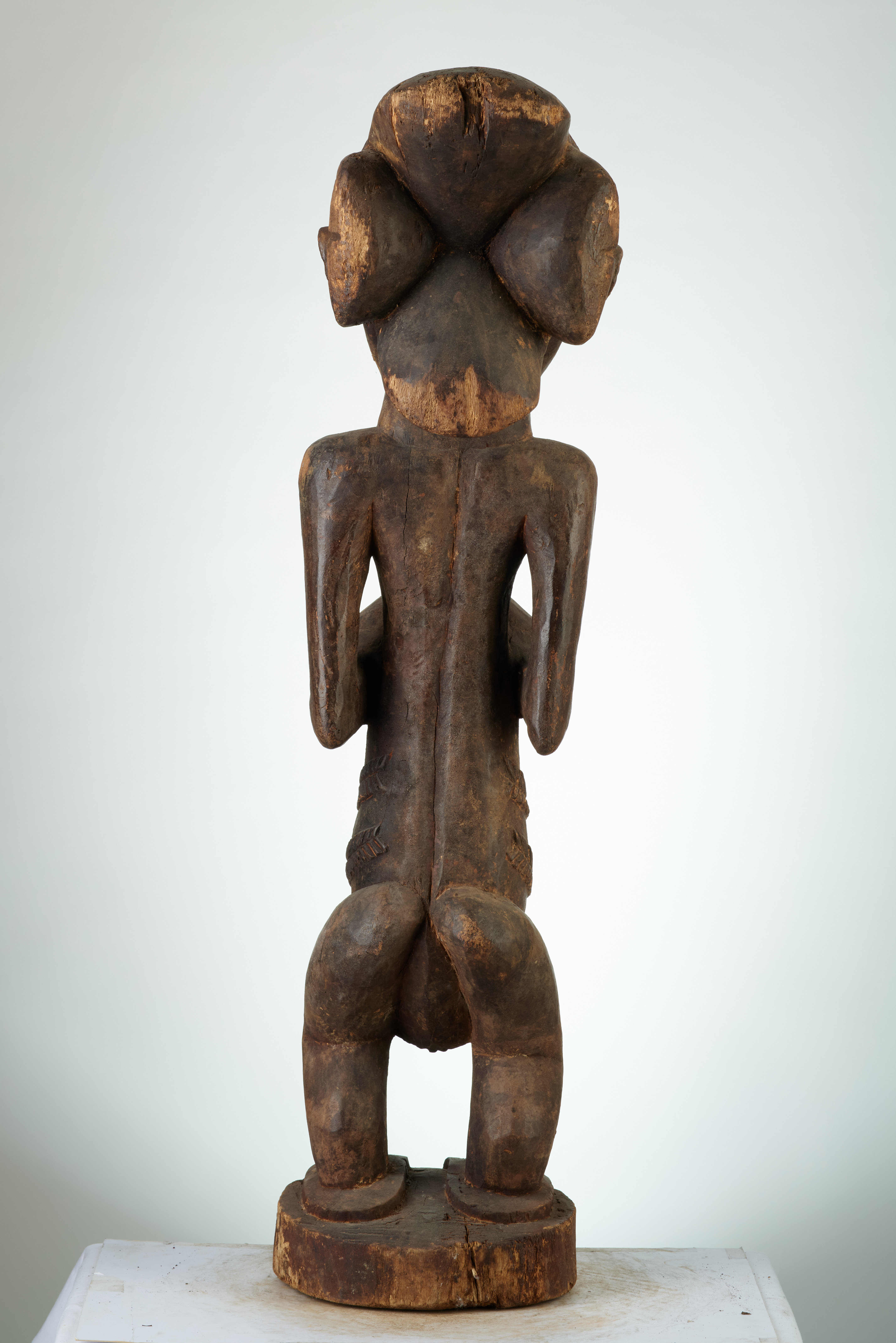 Hemba (Buli), d`afrique : Rép.démoncratique du Congo., statuette Hemba (Buli), masque ancien africain Hemba (Buli), art du Rép.démoncratique du Congo. - Art Africain, collection privées Belgique. Statue africaine de la tribu des Hemba (Buli), provenant du Rép.démoncratique du Congo., 1485/1278 Très belle statue Hemba de style Buli h.85cm. village Katutu le long de la rivière région de Kabalo.Le chef est/Ngoy Mwilambwe. Elle représente une femme debout les deux mains sur la poitrine,sa coiffure est quadri lobée en forme en croix.début du 20eme sc.l