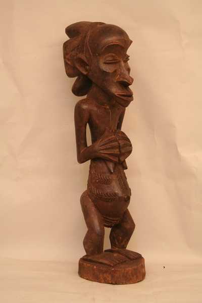 Hemba (Buli), d`afrique : Rép.démoncratique du Congo., statuette Hemba (Buli), masque ancien africain Hemba (Buli), art du Rép.démoncratique du Congo. - Art Africain, collection privées Belgique. Statue africaine de la tribu des Hemba (Buli), provenant du Rép.démoncratique du Congo., 1485/1278 Très belle statue Hemba de style Buli h.85cm. village Katutu le long de la rivière région de Kabalo.Le chef est/Ngoy Mwilambwe. Elle représente une femme debout les deux mains sur la poitrine,sa coiffure est quadri lobée en forme en croix.début du 20eme sc.l