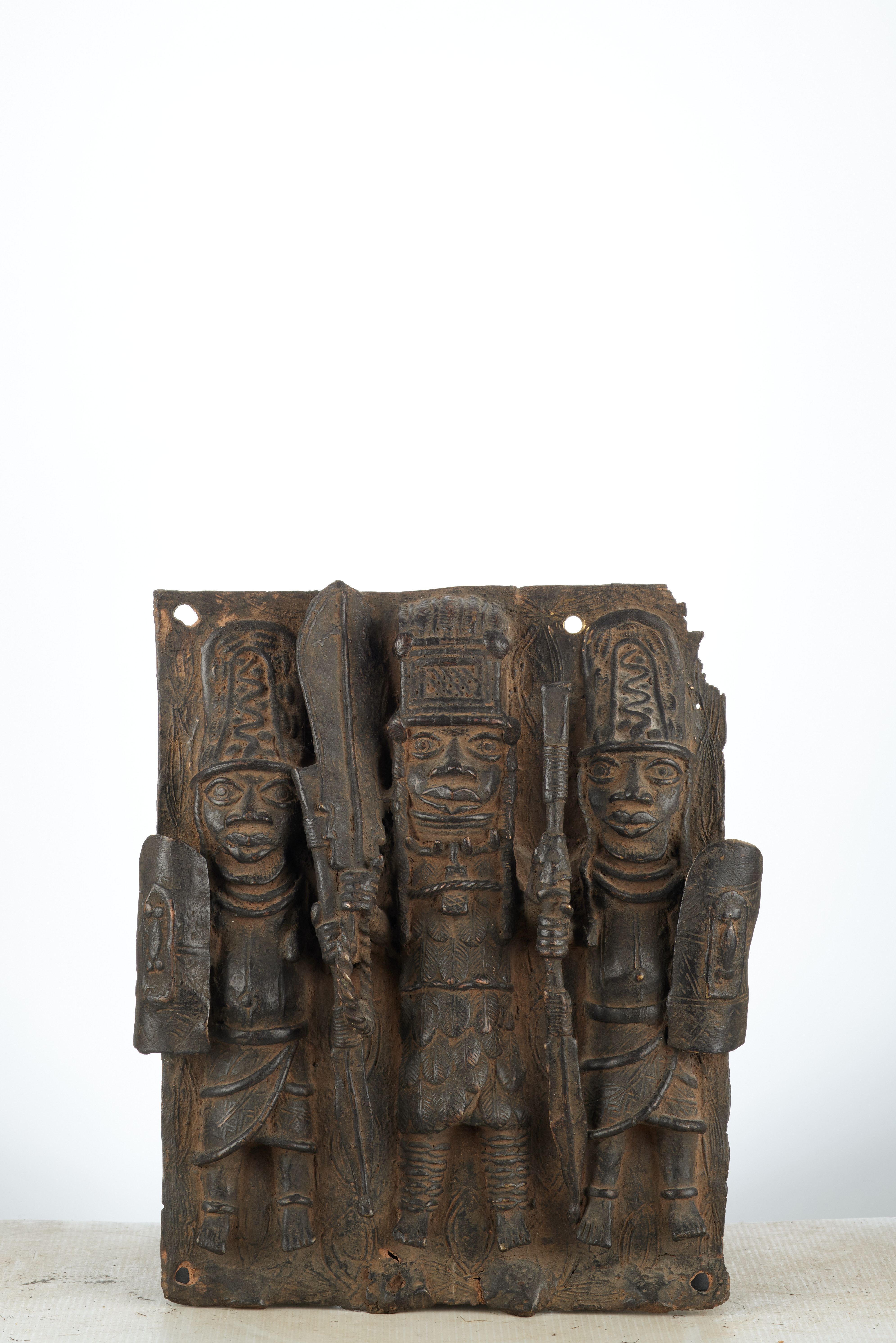 Br.   Benin (plaque), d`afrique : Nigeria, statuette Br.   Benin (plaque), masque ancien africain Br.   Benin (plaque), art du Nigeria - Art Africain, collection privées Belgique. Statue africaine de la tribu des Br.   Benin (plaque), provenant du Nigeria, 1492/1065.Plaque de bronze du palais du souverain du Bénin 17eme .Elle représente l