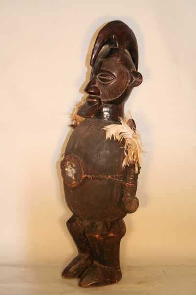 Teke(statue fétiche), d`afrique : Rép.démoncratique du Congo., statuette Teke(statue fétiche), masque ancien africain Teke(statue fétiche), art du Rép.démoncratique du Congo. - Art Africain, collection privées Belgique. Statue africaine de la tribu des Teke(statue fétiche), provenant du Rép.démoncratique du Congo., 1493/1072Statue fétiche TEKE h.58cm.Avec un agglomérat rituel autour de lui,un miroir au milieu ,deux sachets fixés de part et d