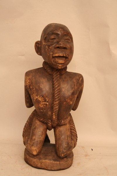 Kongo , d`afrique : Rép.démoncratique du Congo., statuette Kongo , masque ancien africain Kongo , art du Rép.démoncratique du Congo. - Art Africain, collection privées Belgique. Statue africaine de la tribu des Kongo , provenant du Rép.démoncratique du Congo., )1498/1316.Condamné à mort enveloppé par des cordes de telle façon qu