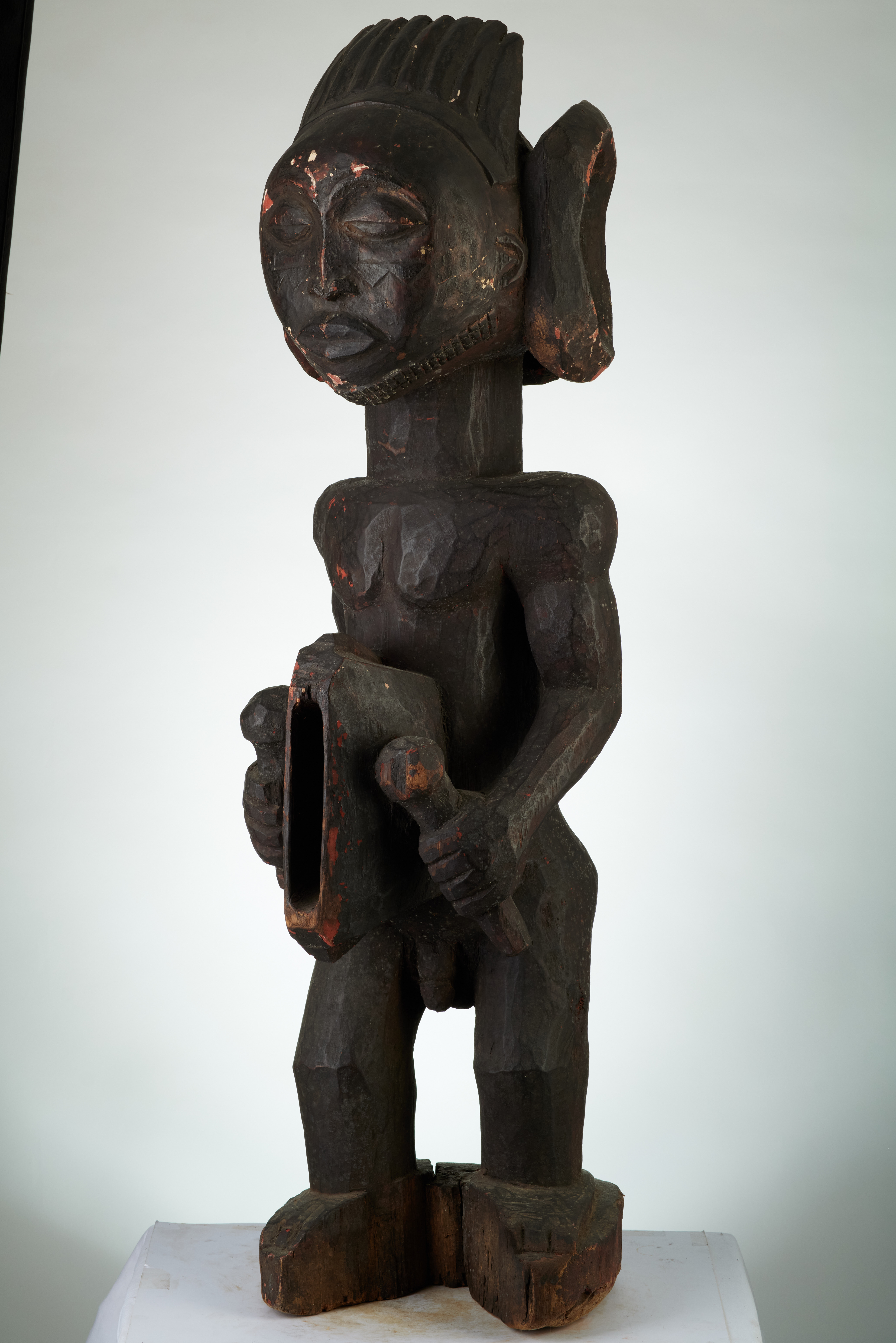 Luba(Statue tambourin), d`afrique : Rép.démoncratique du Congo., statuette Luba(Statue tambourin), masque ancien africain Luba(Statue tambourin), art du Rép.démoncratique du Congo. - Art Africain, collection privées Belgique. Statue africaine de la tribu des Luba(Statue tambourin), provenant du Rép.démoncratique du Congo., 1502/1362 Grande statue Luba couverte de laque noire,sous laquelle se trouve une couche de pigments rouge et blanc,h.110cm. Elle représente un homme debout frappant un tambour qu