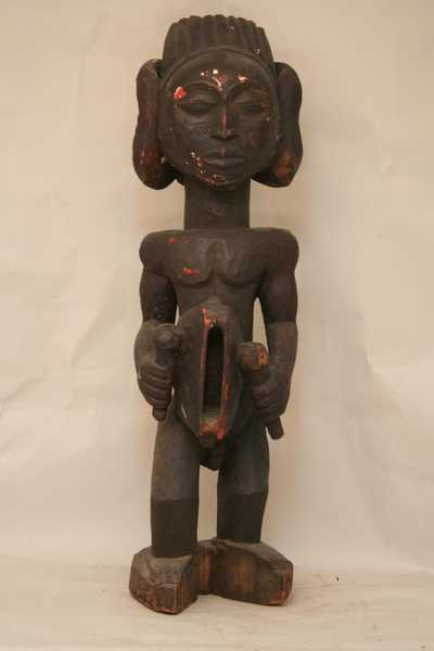 Luba(Statue tambourin), d`afrique : Rép.démoncratique du Congo., statuette Luba(Statue tambourin), masque ancien africain Luba(Statue tambourin), art du Rép.démoncratique du Congo. - Art Africain, collection privées Belgique. Statue africaine de la tribu des Luba(Statue tambourin), provenant du Rép.démoncratique du Congo., 1502/1362 Grande statue Luba couverte de laque noire,sous laquelle se trouve une couche de pigments rouge et blanc,h.110cm. Elle représente un homme debout frappant un tambour qu