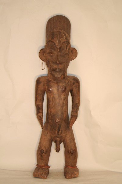 MANGBETU(statue), d`afrique : Rép.démoncratique du Congo., statuette MANGBETU(statue), masque ancien africain MANGBETU(statue), art du Rép.démoncratique du Congo. - Art Africain, collection privées Belgique. Statue africaine de la tribu des MANGBETU(statue), provenant du Rép.démoncratique du Congo., 1511/1122-1124.belle grande statue masculine Mangbetu avec une tête surmontée de la coiffure caractéristique des Mangbetu,içi en stries verticales parallèles. Comme seule scarification, seulement une ligne verticale sur le front.LA h.111cm..La statue est accompagnée d