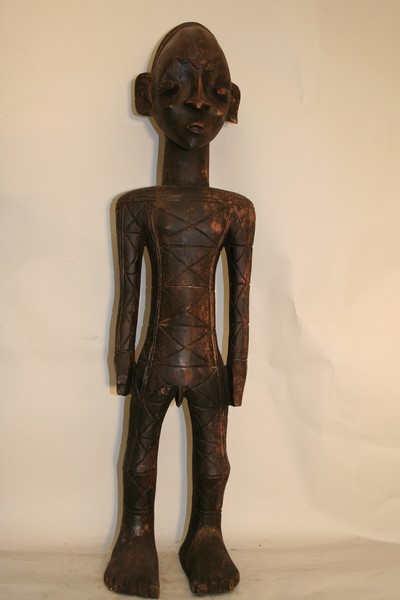 Mangbetu (statue), d`afrique : Rép.démoncratique du Congo., statuette Mangbetu (statue), masque ancien africain Mangbetu (statue), art du Rép.démoncratique du Congo. - Art Africain, collection privées Belgique. Statue africaine de la tribu des Mangbetu (statue), provenant du Rép.démoncratique du Congo., 1514/1135.Statue mangbetu représentant un homme debout,les deux mains le long du corps.Une tête légèrement allongée,des scarifications linéaires sur le corps. h.92cm.Milieu du 20eme sc.(Kassongo Mossi Bukavu)

Mangbetu beeld h.92cm.rechtstaande voorouder,met een lang hoofd,de armen gestrekt ,scarificaties op het lichaam.midden 20ste eeuw.. art,culture,masque,statue,statuette,pot,ivoire,exposition,expo,masque original,masques,statues,statuettes,pots,expositions,expo,masques originaux,collectionneur d`art,art africain,culture africaine,masque africain,statue africaine,statuette africaine,pot africain,ivoire africain,exposition africain,expo africain,masque origina africainl,masques africains,statues africaines,statuettes africaines,pots africains,expositions africaines,expo africaines,masques originaux  africains,collectionneur d`art africain