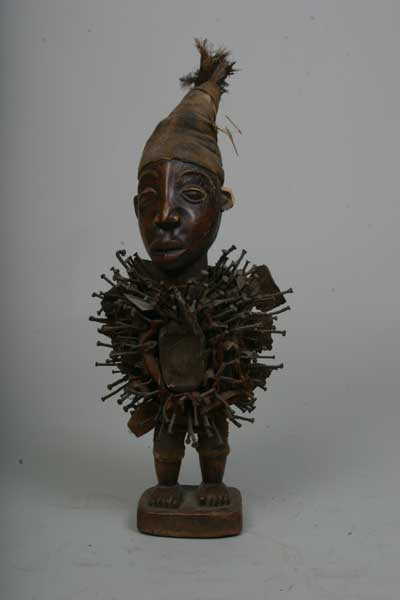 kongo ( Nkondi fétiche, d`afrique : Rép.démoncratique du Congo., statuette kongo ( Nkondi fétiche, masque ancien africain kongo ( Nkondi fétiche, art du Rép.démoncratique du Congo. - Art Africain, collection privées Belgique. Statue africaine de la tribu des kongo ( Nkondi fétiche, provenant du Rép.démoncratique du Congo., 153/443.Fétiche à clous h.64cm.Un aglomérat rituel sur le ventre fermé avec une glace, ainsi que sur la tête qui est couverte d