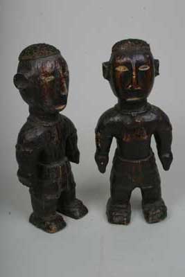 Ekoi (sstatues), d`afrique : Nigéria, statuette Ekoi (sstatues), masque ancien africain Ekoi (sstatues), art du Nigéria - Art Africain, collection privées Belgique. Statue africaine de la tribu des Ekoi (sstatues), provenant du Nigéria, 154/704.Un couple de statues Ekoi,homme et femme H.54cm.chacune;debout,les jambes et les mains écartées.La bouche ouverte.Elles portent le même collier.Les statues ont été recouvertes de peau d