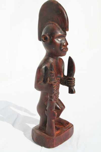 Beembe(statuettes), d`afrique : rép.Congo Brazza., statuette Beembe(statuettes), masque ancien africain Beembe(statuettes), art du rép.Congo Brazza. - Art Africain, collection privées Belgique. Statue africaine de la tribu des Beembe(statuettes), provenant du rép.Congo Brazza., 1556/2003k.Statuette Beembe H.21cm.Ancêtre guerrier debout tenant un fusil dans la main droite et un poignard dans la main gauche. Une crête sur la tête et de belles scarifications sur l