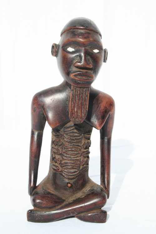 Beembe (statuette assise), d`afrique : rép.Congo Brazza., statuette Beembe (statuette assise), masque ancien africain Beembe (statuette assise), art du rép.Congo Brazza. - Art Africain, collection privées Belgique. Statue africaine de la tribu des Beembe (statuette assise), provenant du rép.Congo Brazza., 1558/2010k.Belle statuette Beembe,homme avec barbe assis les jambes croissé,les yeux blancs,de belle scarifications sur l