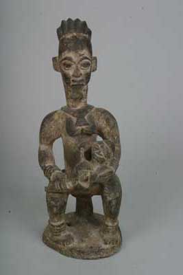 Youruba, d`afrique : Nigeria, statuette Youruba, masque ancien africain Youruba, art du Nigeria - Art Africain, collection privées Belgique. Statue africaine de la tribu des Youruba, provenant du Nigeria, 156/705 Statue de maternité, femme ancêtre  Youruba, assise et tenant un enfant dans les bras.Elle porte un collier avec un ornement multicolore sur la poitrine,des scarifications sur les joues(3 traits multicolores)1ère moitié du 20eme sc.Cette statue forme un couple avec la statue N°166
voir le N°170.. art,culture,masque,statue,statuette,pot,ivoire,exposition,expo,masque original,masques,statues,statuettes,pots,expositions,expo,masques originaux,collectionneur d`art,art africain,culture africaine,masque africain,statue africaine,statuette africaine,pot africain,ivoire africain,exposition africain,expo africain,masque origina africainl,masques africains,statues africaines,statuettes africaines,pots africains,expositions africaines,expo africaines,masques originaux  africains,collectionneur d`art africain