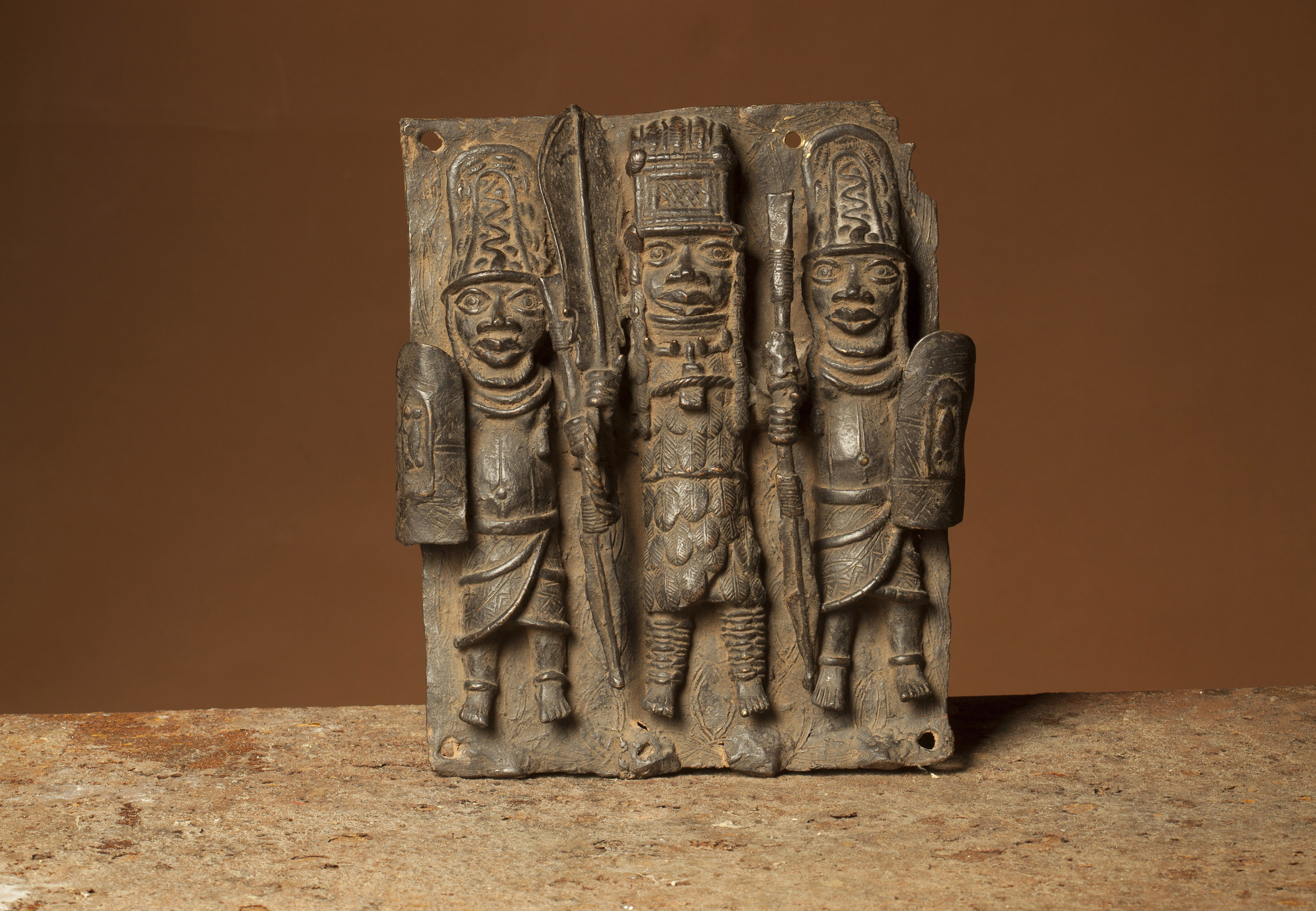 Br.  Benin(plaque), d`afrique : nigeria, statuette Br.  Benin(plaque), masque ancien africain Br.  Benin(plaque), art du nigeria - Art Africain, collection privées Belgique. Statue africaine de la tribu des Br.  Benin(plaque), provenant du nigeria, 1563/2068k.Plaque en bronze du Bénin qui étaient accrochés aux mur du palais de l