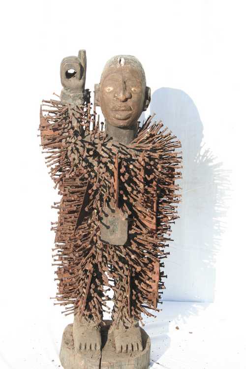 kongo ( Nkondi fétiche), d`afrique : Rép.démoncratique du Congo., statuette kongo ( Nkondi fétiche), masque ancien africain kongo ( Nkondi fétiche), art du Rép.démoncratique du Congo. - Art Africain, collection privées Belgique. Statue africaine de la tribu des kongo ( Nkondi fétiche), provenant du Rép.démoncratique du Congo., 1569/2054k.Statue Nkondi du Mayombe(bas kongo)Très belle statue de qualité exceptionnelle.Elle devait être beaucoup sollicitée,vu le nombre de serments implantés
Bois,fers,cauries,verre tukula et caolin
H.1,03cm.(Simon Duchatel de la Howarderie)

Pracht Nkondi beeld (Mayonbe)Lage Kongo.Het is veel gebruikt geweest.Zowel om geesten te verdrijven als voor een gunst te bekomen.
1ste helft van de 20ste eeuw. 1,m.03h.
Hout,yzer,nagels,caolin,tukula(rood pouder)
vezels,caurie,glas.(Lol.Simon Duchatel dela Howarderie). art,culture,masque,statue,statuette,pot,ivoire,exposition,expo,masque original,masques,statues,statuettes,pots,expositions,expo,masques originaux,collectionneur d`art,art africain,culture africaine,masque africain,statue africaine,statuette africaine,pot africain,ivoire africain,exposition africain,expo africain,masque origina africainl,masques africains,statues africaines,statuettes africaines,pots africains,expositions africaines,expo africaines,masques originaux  africains,collectionneur d`art africain