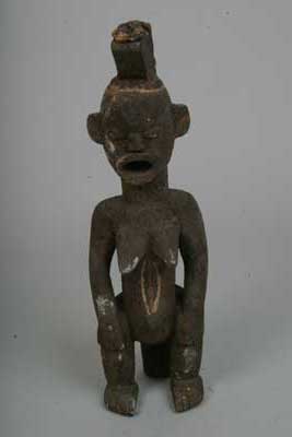 igbo (statue ), d`afrique : Nigéria, statuette igbo (statue ), masque ancien africain igbo (statue ), art du Nigéria - Art Africain, collection privées Belgique. Statue africaine de la tribu des igbo (statue ), provenant du Nigéria, 158/706 Statue Igbo h.51cm.Ancêtre assise les deux mains posés sur les genoux,la bouche ouverte.Elle a des scarifications sur l