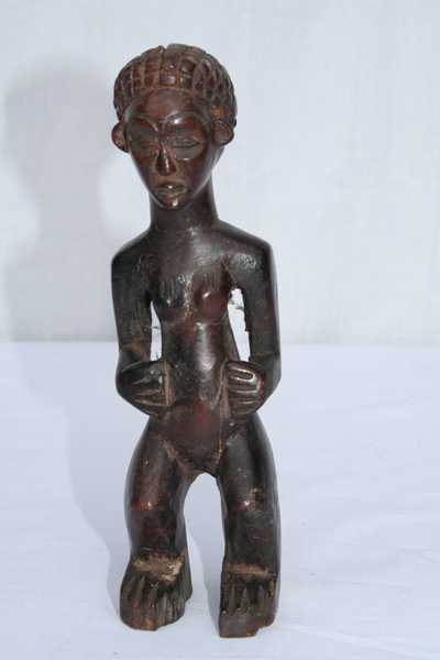 Tchokwe (statuette), d`afrique : Rép.démoncratique du Congo., statuette Tchokwe (statuette), masque ancien africain Tchokwe (statuette), art du Rép.démoncratique du Congo. - Art Africain, collection privées Belgique. Statue africaine de la tribu des Tchokwe (statuette), provenant du Rép.démoncratique du Congo., 1588/3432k.Très belle statuette tchokwe h.19cm..ancêtre debout ,les mains sur l