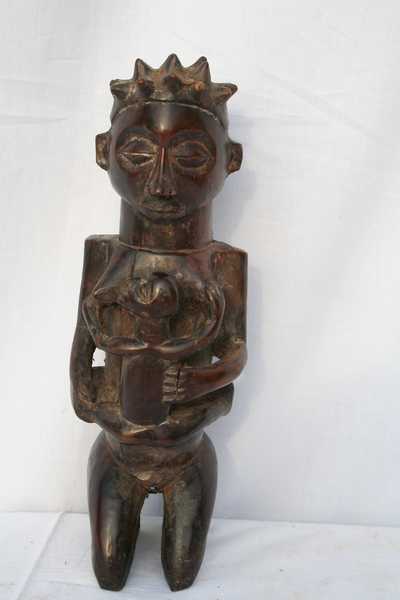 Yaka(maternité), d`afrique : Rép.démoncratique du Congo., statuette Yaka(maternité), masque ancien africain Yaka(maternité), art du Rép.démoncratique du Congo. - Art Africain, collection privées Belgique. Statue africaine de la tribu des Yaka(maternité), provenant du Rép.démoncratique du Congo., 1589/3139.Ancienne maternité Yaka H.22cm.Une mère agenouillée tenant son enfant pour lui donner le sein.Belle sculpture très soignée,ancienne patine. 1ère moitié du 20eme sc.

Mooi oud Yaka moederschap.Ze stelt een geknielde voorouder voor die haar kind de borst geeft,heel mooie sculptuur. 1ste helft 20ste eeuw.

. art,culture,masque,statue,statuette,pot,ivoire,exposition,expo,masque original,masques,statues,statuettes,pots,expositions,expo,masques originaux,collectionneur d`art,art africain,culture africaine,masque africain,statue africaine,statuette africaine,pot africain,ivoire africain,exposition africain,expo africain,masque origina africainl,masques africains,statues africaines,statuettes africaines,pots africains,expositions africaines,expo africaines,masques originaux  africains,collectionneur d`art africain