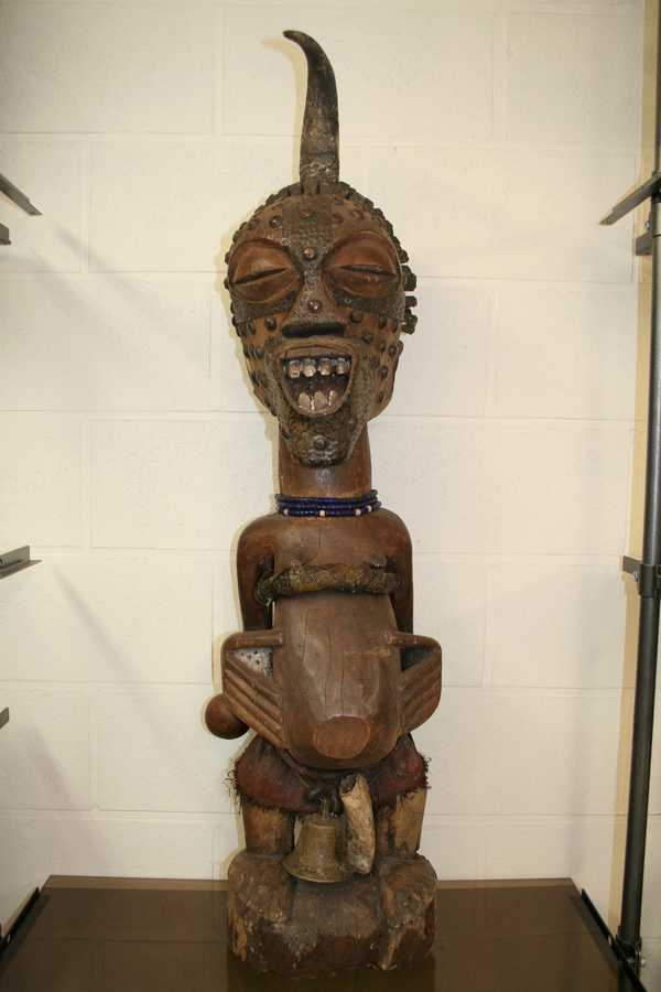 songye(Gr.fétiche), d`afrique : R.d.du Congo, statuette songye(Gr.fétiche), masque ancien africain songye(Gr.fétiche), art du R.d.du Congo - Art Africain, collection privées Belgique. Statue africaine de la tribu des songye(Gr.fétiche), provenant du R.d.du Congo,   1694: Très grand et ancien fétiche songye avec son aglomérat rituel
bois,cornes,metal,perles,peau de serpent,clochette,calabasse h.97cm.+la corne
(col.verwighen Léon)
Heel oude en mooie Songye fetiche met zijn  ritueel aglomeraat,hoorns ,metaal,slangenvel,parels belletje,calabasse  h.97cm.+ de hoorn.. art,culture,masque,statue,statuette,pot,ivoire,exposition,expo,masque original,masques,statues,statuettes,pots,expositions,expo,masques originaux,collectionneur d`art,art africain,culture africaine,masque africain,statue africaine,statuette africaine,pot africain,ivoire africain,exposition africain,expo africain,masque origina africainl,masques africains,statues africaines,statuettes africaines,pots africains,expositions africaines,expo africaines,masques originaux  africains,collectionneur d`art africain