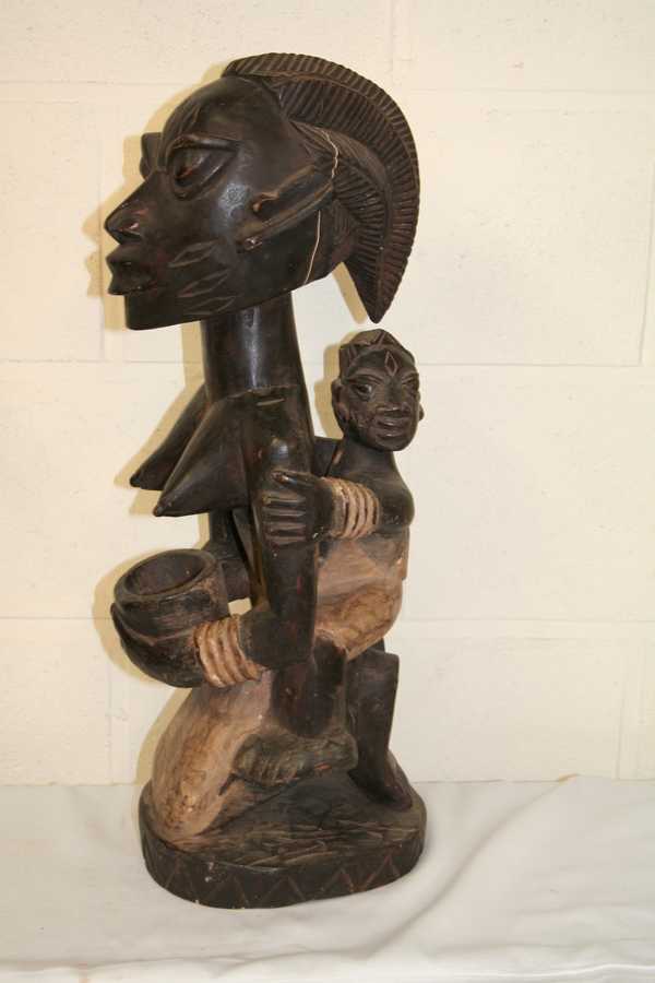 Youruba (femme), d`afrique : Nigéria., statuette Youruba (femme), masque ancien africain Youruba (femme), art du Nigéria. - Art Africain, collection privées Belgique. Statue africaine de la tribu des Youruba (femme), provenant du Nigéria.,  1622: Maternité Youruba:femme agenouilée portant un enfant sur le dos et tenant une coupe dans les mains en signe de dévotion pour le culte Sango2eme moitié du 20eme sc.. art,culture,masque,statue,statuette,pot,ivoire,exposition,expo,masque original,masques,statues,statuettes,pots,expositions,expo,masques originaux,collectionneur d`art,art africain,culture africaine,masque africain,statue africaine,statuette africaine,pot africain,ivoire africain,exposition africain,expo africain,masque origina africainl,masques africains,statues africaines,statuettes africaines,pots africains,expositions africaines,expo africaines,masques originaux  africains,collectionneur d`art africain