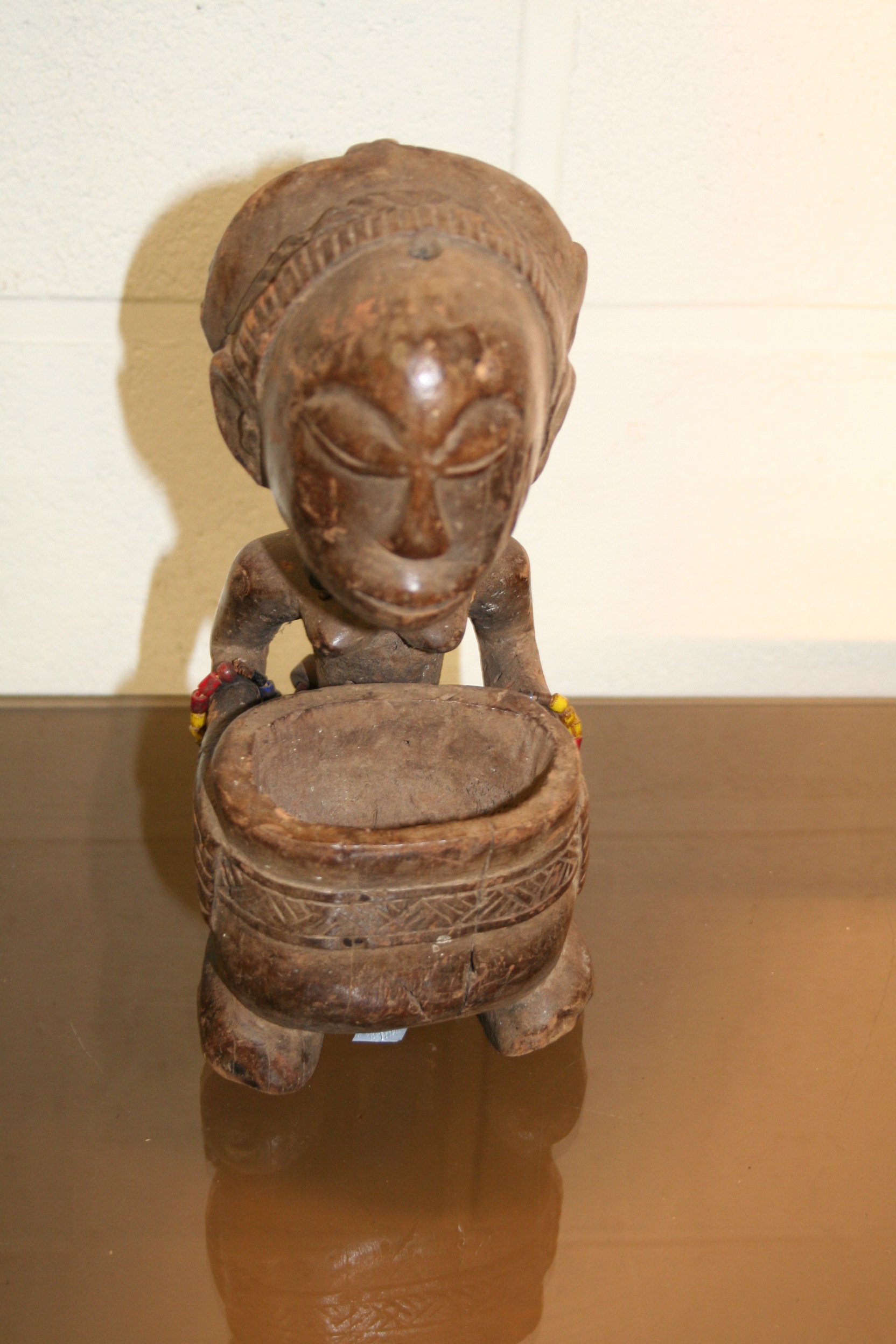 luba(porteuse de coupe p.), d`afrique : R.d.du Congo, statuette luba(porteuse de coupe p.), masque ancien africain luba(porteuse de coupe p.), art du R.d.du Congo - Art Africain, collection privées Belgique. Statue africaine de la tribu des luba(porteuse de coupe p.), provenant du R.d.du Congo, 1638:petite porteuse de coupe.Les porteuse de coupe servaient souvent durant les cérémonies de divinations milieu du 20eme sc.h.22cm.

Kleinebekerdraagster meestal gebruikt door de waarzeggers  midden 20ste eeuw. H.22cm.. art,culture,masque,statue,statuette,pot,ivoire,exposition,expo,masque original,masques,statues,statuettes,pots,expositions,expo,masques originaux,collectionneur d`art,art africain,culture africaine,masque africain,statue africaine,statuette africaine,pot africain,ivoire africain,exposition africain,expo africain,masque origina africainl,masques africains,statues africaines,statuettes africaines,pots africains,expositions africaines,expo africaines,masques originaux  africains,collectionneur d`art africain