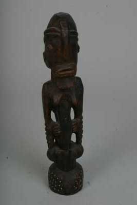 Dogon.(statue), d`afrique : Mali, statuette Dogon.(statue), masque ancien africain Dogon.(statue), art du Mali - Art Africain, collection privées Belgique. Statue africaine de la tribu des Dogon.(statue), provenant du Mali, 164/708.Statue de maternité Dogon,portant un enfant sur le dos. h.45cm.milieu 20eme sc.Le bas de la statue est incrustée de petit point blanc fait avec la poudre sacrée.(Sylla Lucini). art,culture,masque,statue,statuette,pot,ivoire,exposition,expo,masque original,masques,statues,statuettes,pots,expositions,expo,masques originaux,collectionneur d`art,art africain,culture africaine,masque africain,statue africaine,statuette africaine,pot africain,ivoire africain,exposition africain,expo africain,masque origina africainl,masques africains,statues africaines,statuettes africaines,pots africains,expositions africaines,expo africaines,masques originaux  africains,collectionneur d`art africain