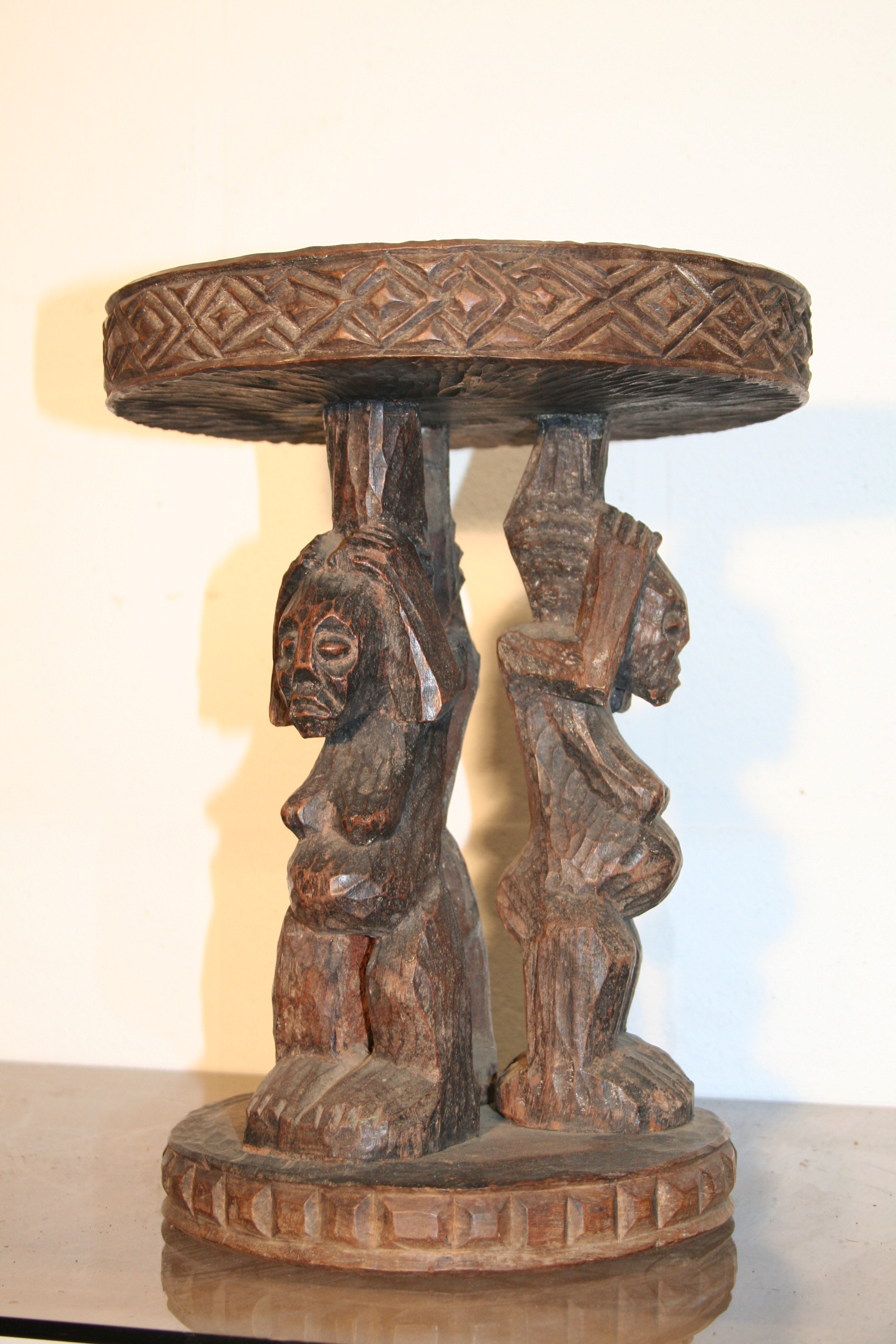 bamoun(tabouret), d`afrique : cameroun, statuette bamoun(tabouret), masque ancien africain bamoun(tabouret), art du cameroun - Art Africain, collection privées Belgique. Statue africaine de la tribu des bamoun(tabouret), provenant du cameroun, 1644: siège cariatide à trois personnages debout qui soutiennent le plateau h.44.cm.. art,culture,masque,statue,statuette,pot,ivoire,exposition,expo,masque original,masques,statues,statuettes,pots,expositions,expo,masques originaux,collectionneur d`art,art africain,culture africaine,masque africain,statue africaine,statuette africaine,pot africain,ivoire africain,exposition africain,expo africain,masque origina africainl,masques africains,statues africaines,statuettes africaines,pots africains,expositions africaines,expo africaines,masques originaux  africains,collectionneur d`art africain