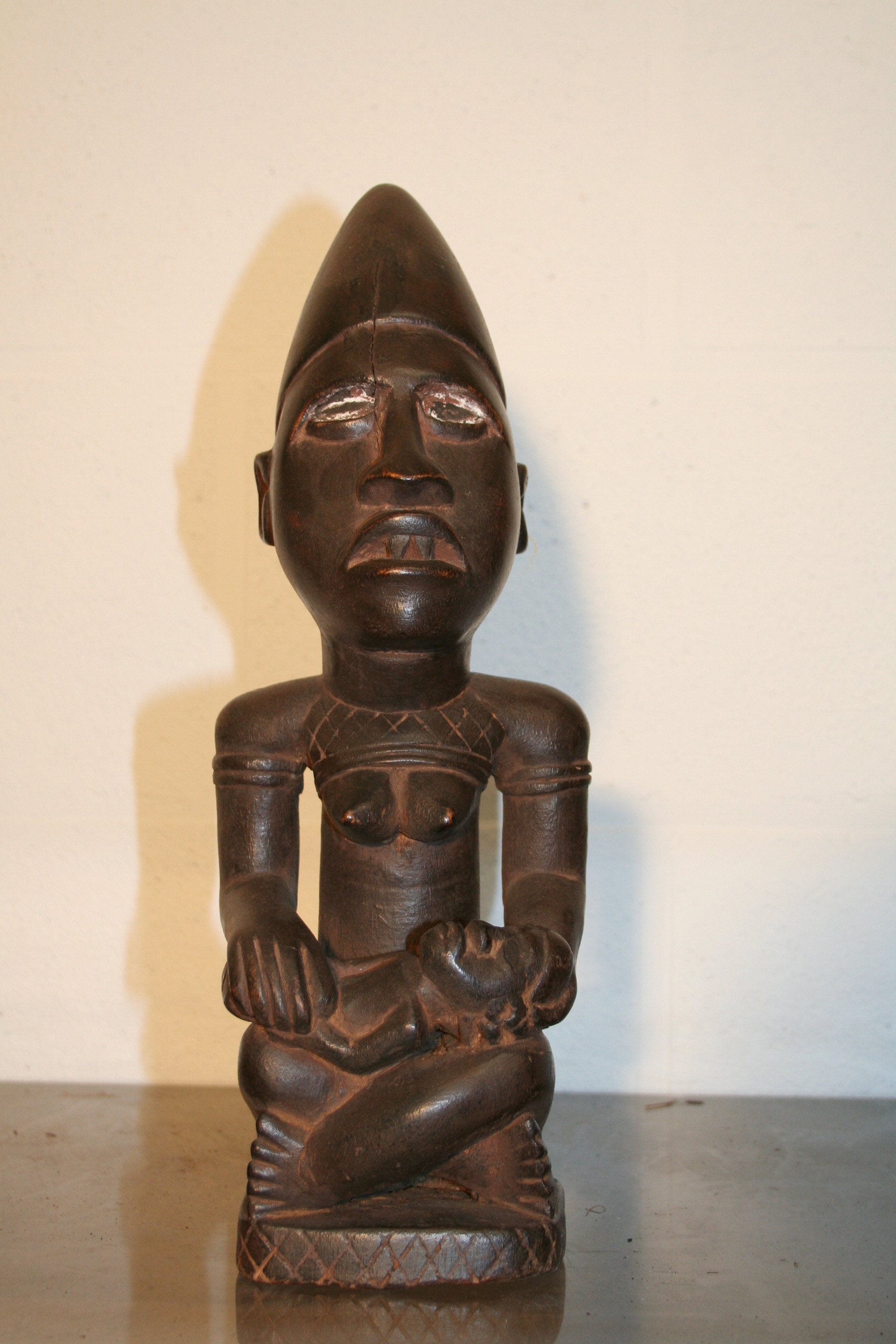 kongo(maternité), d`afrique : R.d.du Congo, statuette kongo(maternité), masque ancien africain kongo(maternité), art du R.d.du Congo - Art Africain, collection privées Belgique. Statue africaine de la tribu des kongo(maternité), provenant du R.d.du Congo, 1646:Maternité bas-kongo yombe.Femme assise en position tailleur,tenant son enfant sur ses genoux.2eme moitié du 20eme sc.

Yombe Kongobeeld,Het stelt het moederschap voor.Een vrouw neerziddend in kleermakers zit
met een kind op haar schoot. 2de helft 20ste eeuw.Gekocht in1974.. art,culture,masque,statue,statuette,pot,ivoire,exposition,expo,masque original,masques,statues,statuettes,pots,expositions,expo,masques originaux,collectionneur d`art,art africain,culture africaine,masque africain,statue africaine,statuette africaine,pot africain,ivoire africain,exposition africain,expo africain,masque origina africainl,masques africains,statues africaines,statuettes africaines,pots africains,expositions africaines,expo africaines,masques originaux  africains,collectionneur d`art africain