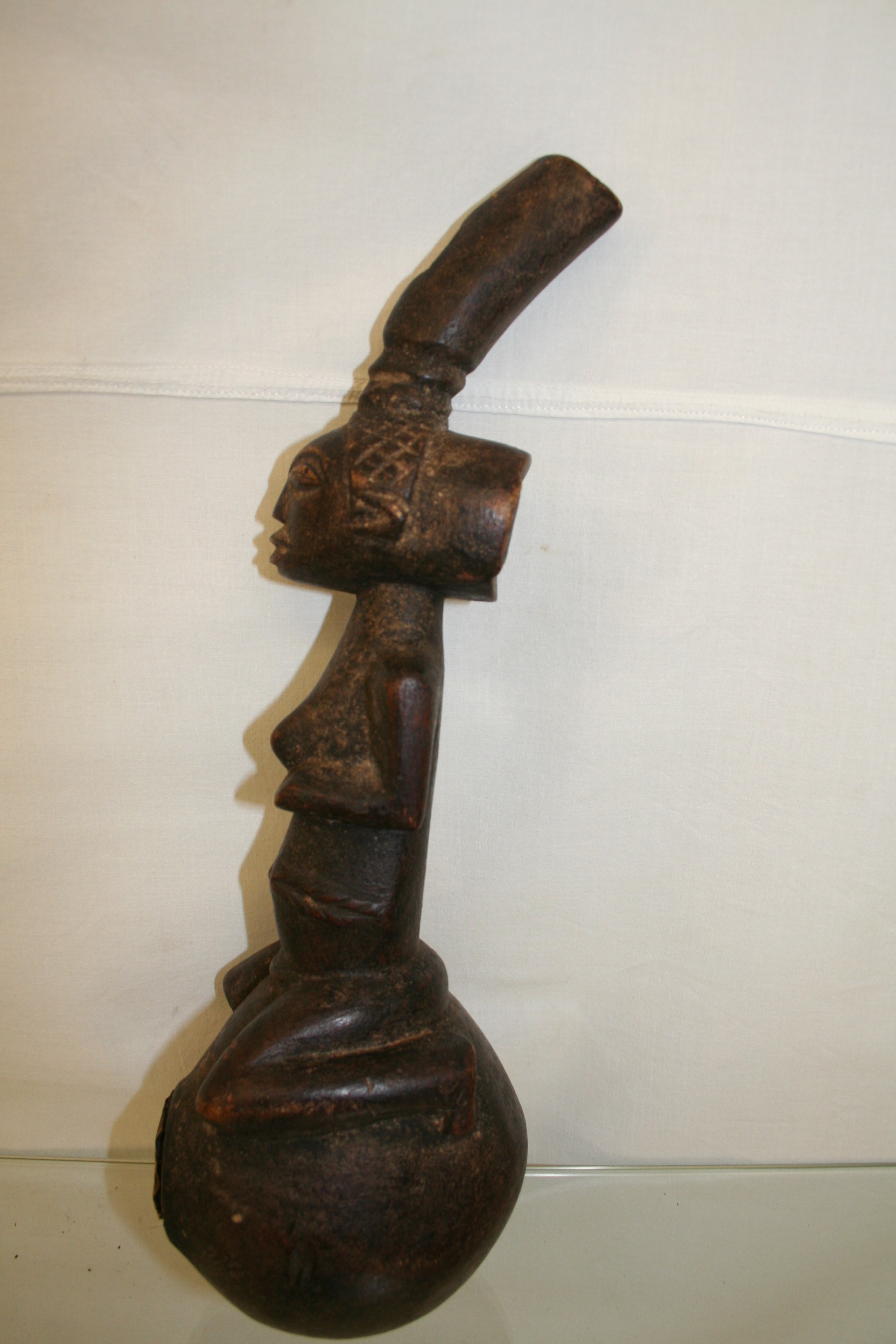 luba (pipe), d`afrique : Rep.dem.du Congo, statuette luba (pipe), masque ancien africain luba (pipe), art du Rep.dem.du Congo - Art Africain, collection privées Belgique. Statue africaine de la tribu des luba (pipe), provenant du Rep.dem.du Congo, 1669:Pipe Luba ;femme agenouillée sur la pipe et formant le manche h.30 cm. milieu de 20eme sc.(père blanc Lille)

Luba pijp.de vrouw zit geknield op de 
pijpkoker en vormt de handvat van de pijp.(30cm.lang) midden 20ste eeuw(Witte paters Rijsel)

. art,culture,masque,statue,statuette,pot,ivoire,exposition,expo,masque original,masques,statues,statuettes,pots,expositions,expo,masques originaux,collectionneur d`art,art africain,culture africaine,masque africain,statue africaine,statuette africaine,pot africain,ivoire africain,exposition africain,expo africain,masque origina africainl,masques africains,statues africaines,statuettes africaines,pots africains,expositions africaines,expo africaines,masques originaux  africains,collectionneur d`art africain