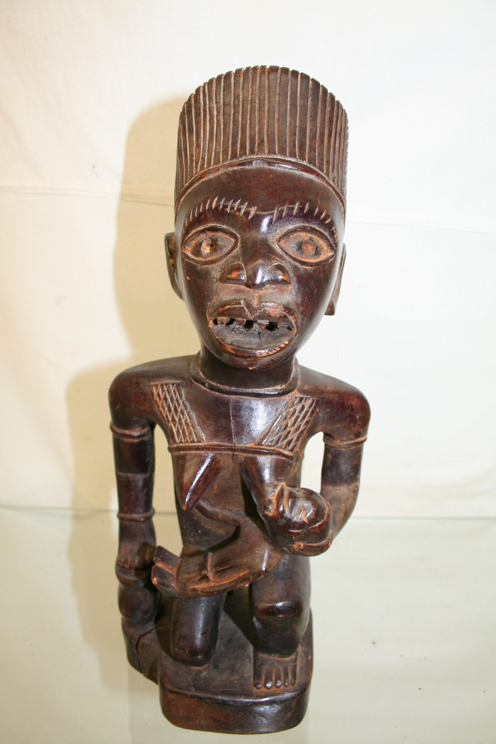 kongo(maternité), d`afrique : rép dém;du Kongo, statuette kongo(maternité), masque ancien africain kongo(maternité), art du rép dém;du Kongo - Art Africain, collection privées Belgique. Statue africaine de la tribu des kongo(maternité), provenant du rép dém;du Kongo, 1674: maternité Kongo:femme ancêtre de haut rang agenouillée et portant son enfant sur ses genoux 28cm.ancienne patine début du 20eme sc.

Kongo moederschapsbeeld 28cm.h.Het stelt een neergeknielde voorouder vrouw  voor van hoge rang met halssnoer  en kapsel,mooie skarifikaties;oude patine 1ste helft 20 eeuw.







. art,culture,masque,statue,statuette,pot,ivoire,exposition,expo,masque original,masques,statues,statuettes,pots,expositions,expo,masques originaux,collectionneur d`art,art africain,culture africaine,masque africain,statue africaine,statuette africaine,pot africain,ivoire africain,exposition africain,expo africain,masque origina africainl,masques africains,statues africaines,statuettes africaines,pots africains,expositions africaines,expo africaines,masques originaux  africains,collectionneur d`art africain