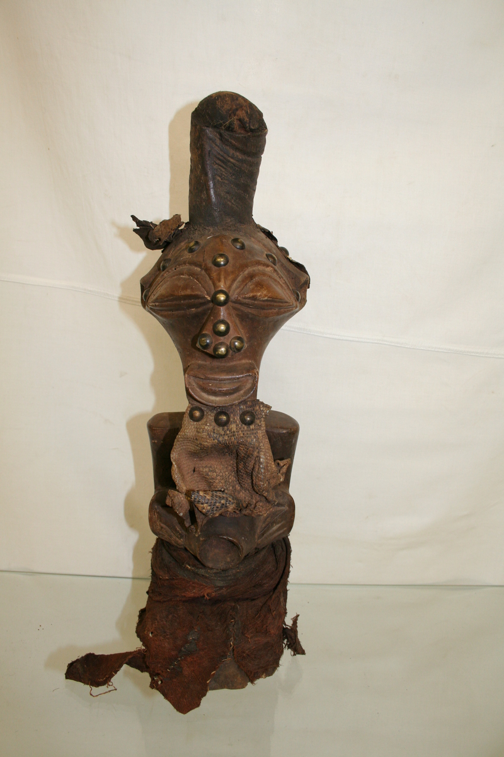 Songye(fétiche), d`afrique : rép.dém.du Congo, statuette Songye(fétiche), masque ancien africain Songye(fétiche), art du rép.dém.du Congo - Art Africain, collection privées Belgique. Statue africaine de la tribu des Songye(fétiche), provenant du rép.dém.du Congo, 1678:Vieux fétiche Songyé avec son agglomérat rituel h.30cm. début du 20eme sc.
(anc.col.Verwilghen.)

Oude fetish Songye met magishe ladingen h.30cm.hout,vel,nagels, metaal en hoorn  
begin 20ste eeuw.(oud col.Verwilghen Leon.)


. art,culture,masque,statue,statuette,pot,ivoire,exposition,expo,masque original,masques,statues,statuettes,pots,expositions,expo,masques originaux,collectionneur d`art,art africain,culture africaine,masque africain,statue africaine,statuette africaine,pot africain,ivoire africain,exposition africain,expo africain,masque origina africainl,masques africains,statues africaines,statuettes africaines,pots africains,expositions africaines,expo africaines,masques originaux  africains,collectionneur d`art africain