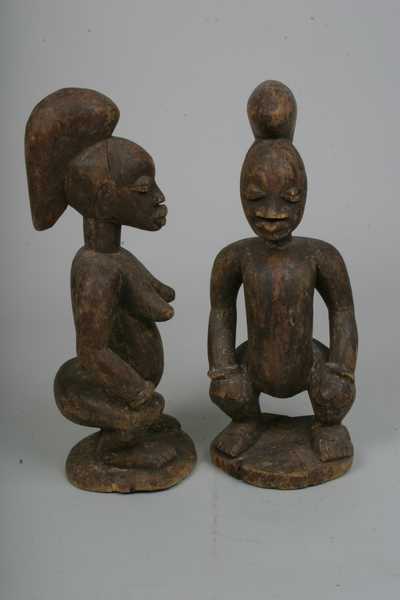 youruba(statue couple), d`afrique : Nigéria, statuette youruba(statue couple), masque ancien africain youruba(statue couple), art du Nigéria - Art Africain, collection privées Belgique. Statue africaine de la tribu des youruba(statue couple), provenant du Nigéria, 168/710.couple youruba homme et femme accroupi,les jambes pliées,les mains posés sur les genoux,une crête sur la tête et un bracelet autour de chaque bras.Statues très simples sans scarifications. h.50cm.bois léger.(V.P.)

youruba koppel gehurkt de benen geplooid,met de handen op de knieënEen haartooi kam en een armband aan elke arm.H.50cm.Eenvoudig zonder scarificaties licht hout. art,culture,masque,statue,statuette,pot,ivoire,exposition,expo,masque original,masques,statues,statuettes,pots,expositions,expo,masques originaux,collectionneur d`art,art africain,culture africaine,masque africain,statue africaine,statuette africaine,pot africain,ivoire africain,exposition africain,expo africain,masque origina africainl,masques africains,statues africaines,statuettes africaines,pots africains,expositions africaines,expo africaines,masques originaux  africains,collectionneur d`art africain