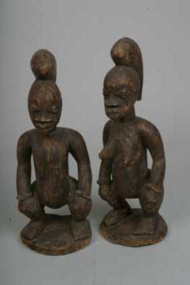 youruba(statue couple), d`afrique : Nigéria, statuette youruba(statue couple), masque ancien africain youruba(statue couple), art du Nigéria - Art Africain, collection privées Belgique. Statue africaine de la tribu des youruba(statue couple), provenant du Nigéria, 168/710.couple youruba homme et femme accroupi,les jambes pliées,les mains posés sur les genoux,une crête sur la tête et un bracelet autour de chaque bras.Statues très simples sans scarifications. h.50cm.bois léger.(V.P.)

youruba koppel gehurkt de benen geplooid,met de handen op de knieënEen haartooi kam en een armband aan elke arm.H.50cm.Eenvoudig zonder scarificaties licht hout. art,culture,masque,statue,statuette,pot,ivoire,exposition,expo,masque original,masques,statues,statuettes,pots,expositions,expo,masques originaux,collectionneur d`art,art africain,culture africaine,masque africain,statue africaine,statuette africaine,pot africain,ivoire africain,exposition africain,expo africain,masque origina africainl,masques africains,statues africaines,statuettes africaines,pots africains,expositions africaines,expo africaines,masques originaux  africains,collectionneur d`art africain