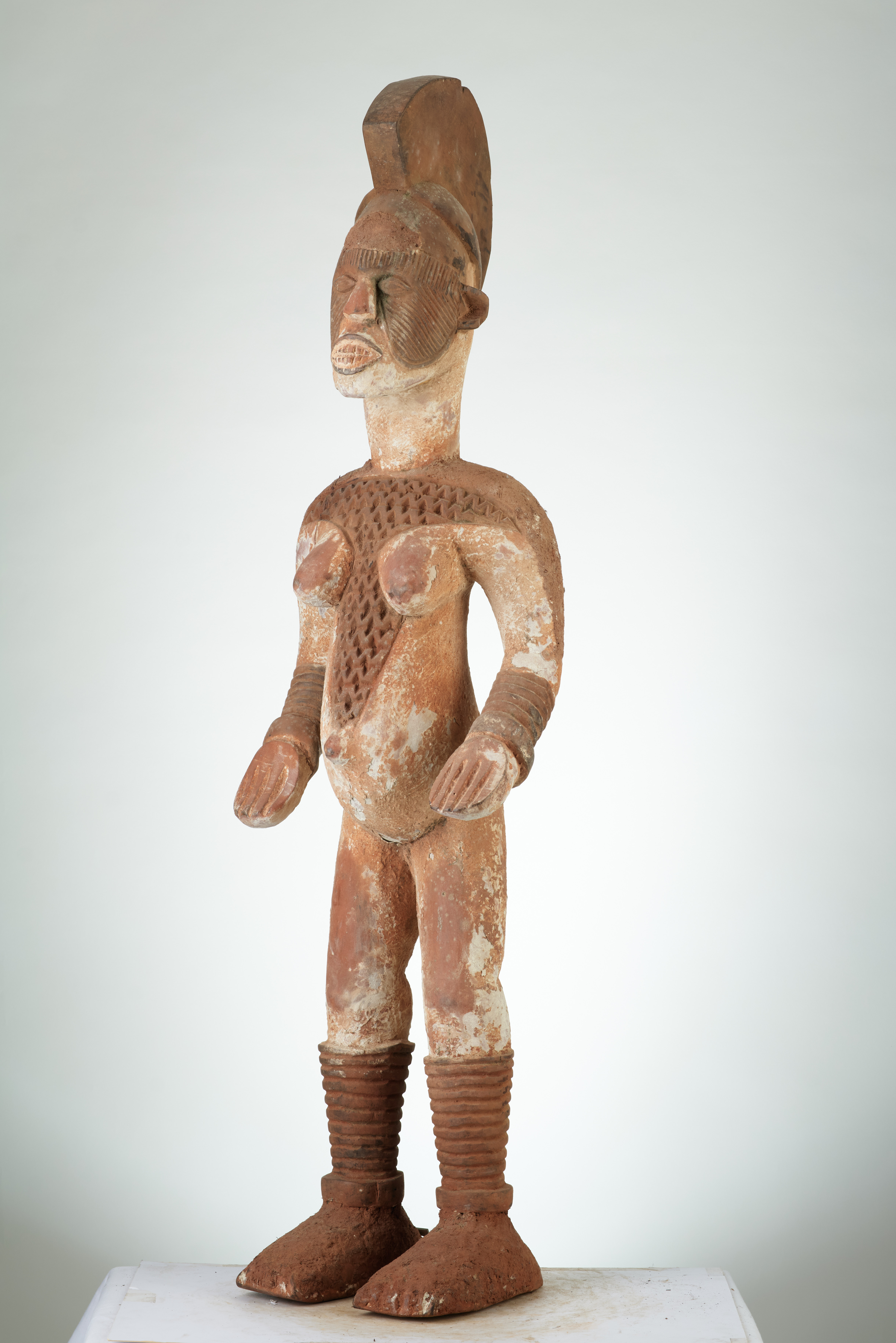 igbo (statues), d`afrique : Nigeria, statuette igbo (statues), masque ancien africain igbo (statues), art du Nigeria - Art Africain, collection privées Belgique. Statue africaine de la tribu des igbo (statues), provenant du Nigeria, 172/712.Couple de statues igbo ALESI H.96cm. Statue homme et femme,les jambes légèrement écartées et les mains tendus,les paumes en avant comme pour demander des offrandes.Une crête sur chaque tête,des scarifications dans le visage et sur la poitrine et l