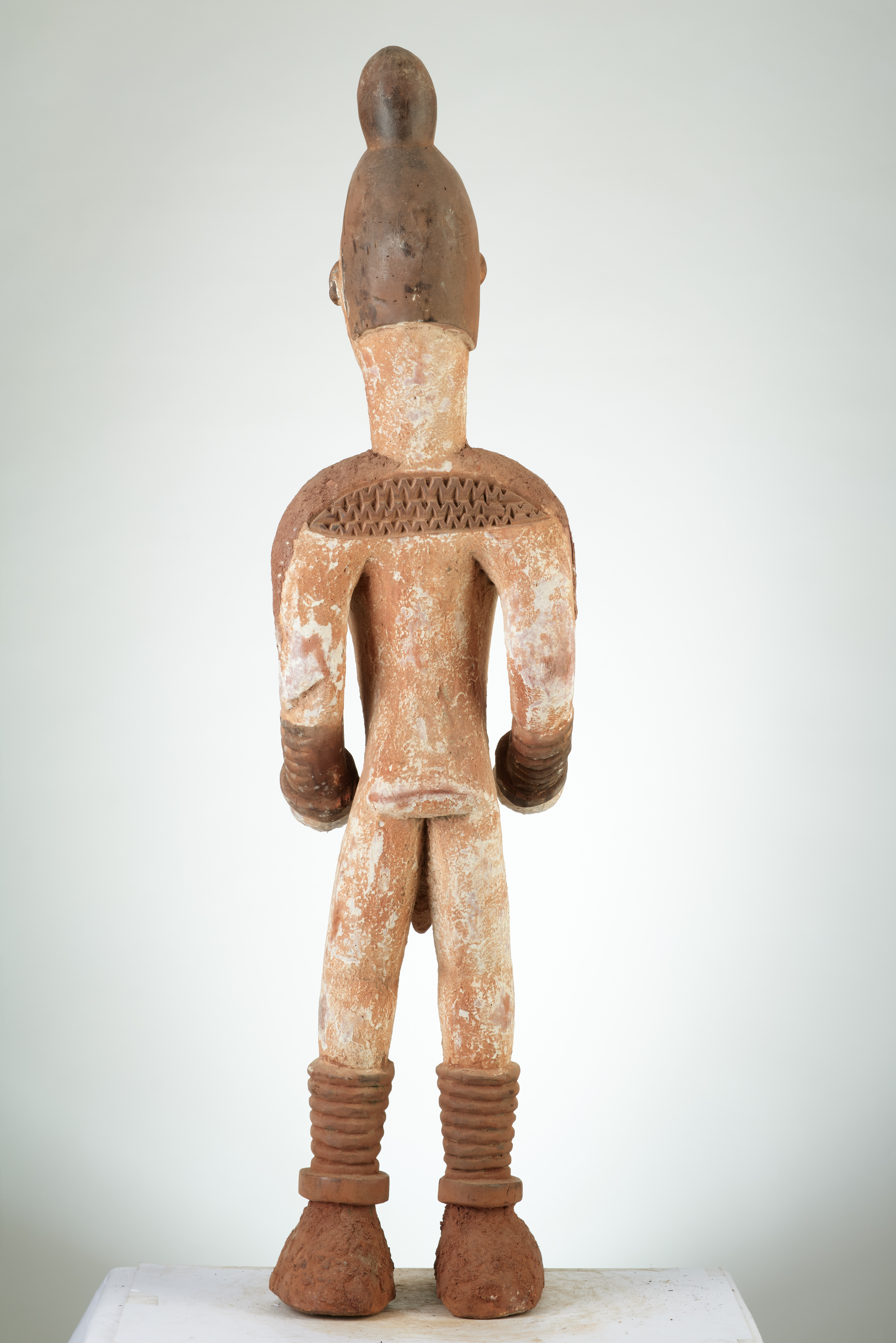 igbo (statues), d`afrique : Nigeria, statuette igbo (statues), masque ancien africain igbo (statues), art du Nigeria - Art Africain, collection privées Belgique. Statue africaine de la tribu des igbo (statues), provenant du Nigeria, 172/712.Couple de statues igbo ALESI H.96cm. Statue homme et femme,les jambes légèrement écartées et les mains tendus,les paumes en avant comme pour demander des offrandes.Une crête sur chaque tête,des scarifications dans le visage et sur la poitrine et l