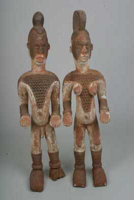 igbo (statues), d`afrique : Nigeria, statuette igbo (statues), masque ancien africain igbo (statues), art du Nigeria - Art Africain, collection privées Belgique. Statue africaine de la tribu des igbo (statues), provenant du Nigeria, 172/712.Couple de statues igbo ALESI H.96cm. Statue homme et femme,les jambes légèrement écartées et les mains tendus,les paumes en avant comme pour demander des offrandes.Une crête sur chaque tête,des scarifications dans le visage et sur la poitrine et l