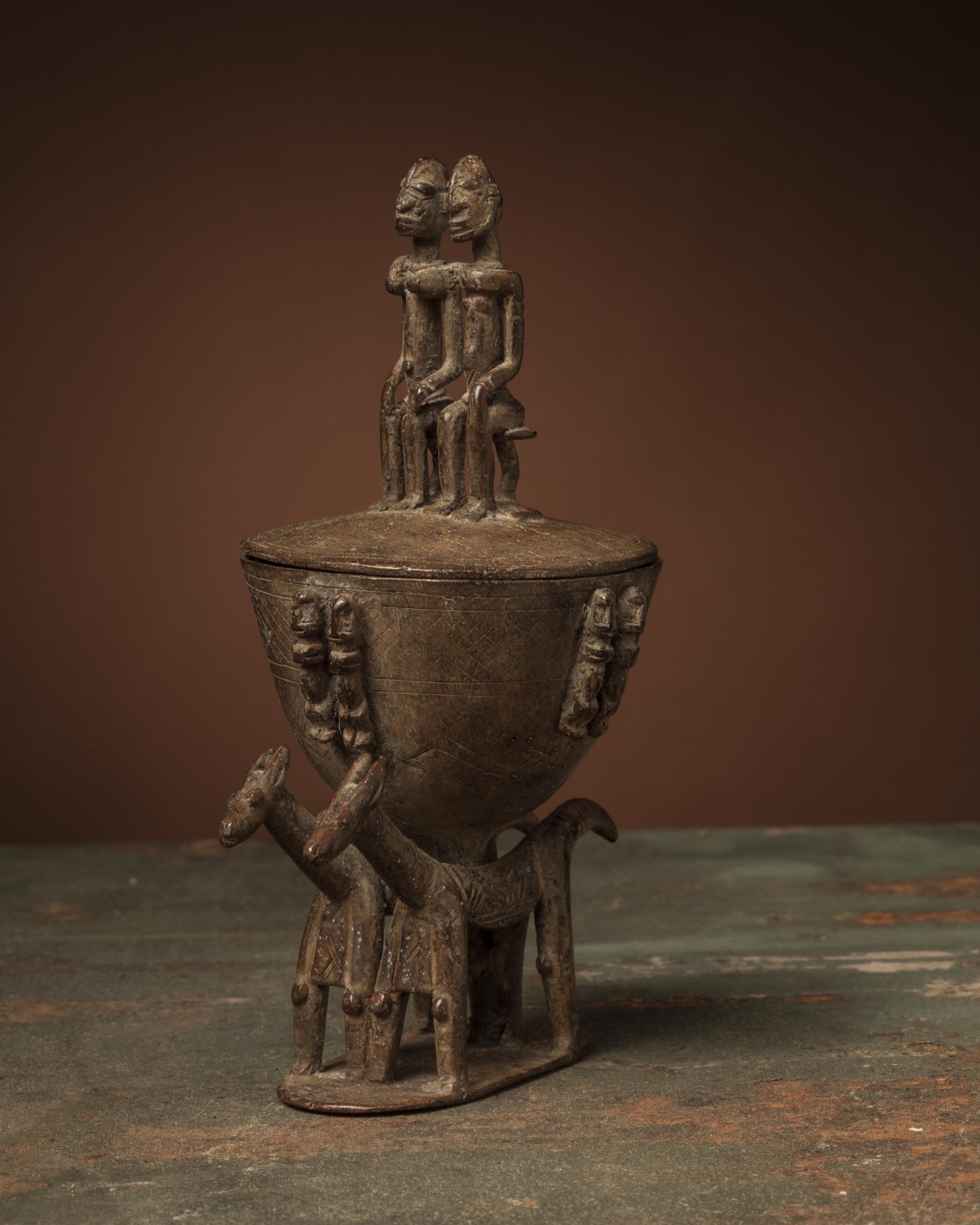 Br.Dogon (petit pot), d`afrique : Mali, statuette Br.Dogon (petit pot), masque ancien africain Br.Dogon (petit pot), art du Mali - Art Africain, collection privées Belgique. Statue africaine de la tribu des Br.Dogon (petit pot), provenant du Mali, 1734:Coupe cérémoniale Dogon en bronze portée par deux chevaux .Sur le couvercle il y a un couple assis.Sur la paroi de la coupe sont suspendus de dos quatres couples.18eme sc.( SYLLA Lamceini 1977 à 1983)

Bronzen beker dat gedragen wordt door twee paarden.Op het deksel zit een  dogon koppel.Op de wanden van de beker zijn vier koppels langs hun rug opgehangen.18de eeuw
col.Sylla Lamceini 1977 à 1983)

. art,culture,masque,statue,statuette,pot,ivoire,exposition,expo,masque original,masques,statues,statuettes,pots,expositions,expo,masques originaux,collectionneur d`art,art africain,culture africaine,masque africain,statue africaine,statuette africaine,pot africain,ivoire africain,exposition africain,expo africain,masque origina africainl,masques africains,statues africaines,statuettes africaines,pots africains,expositions africaines,expo africaines,masques originaux  africains,collectionneur d`art africain