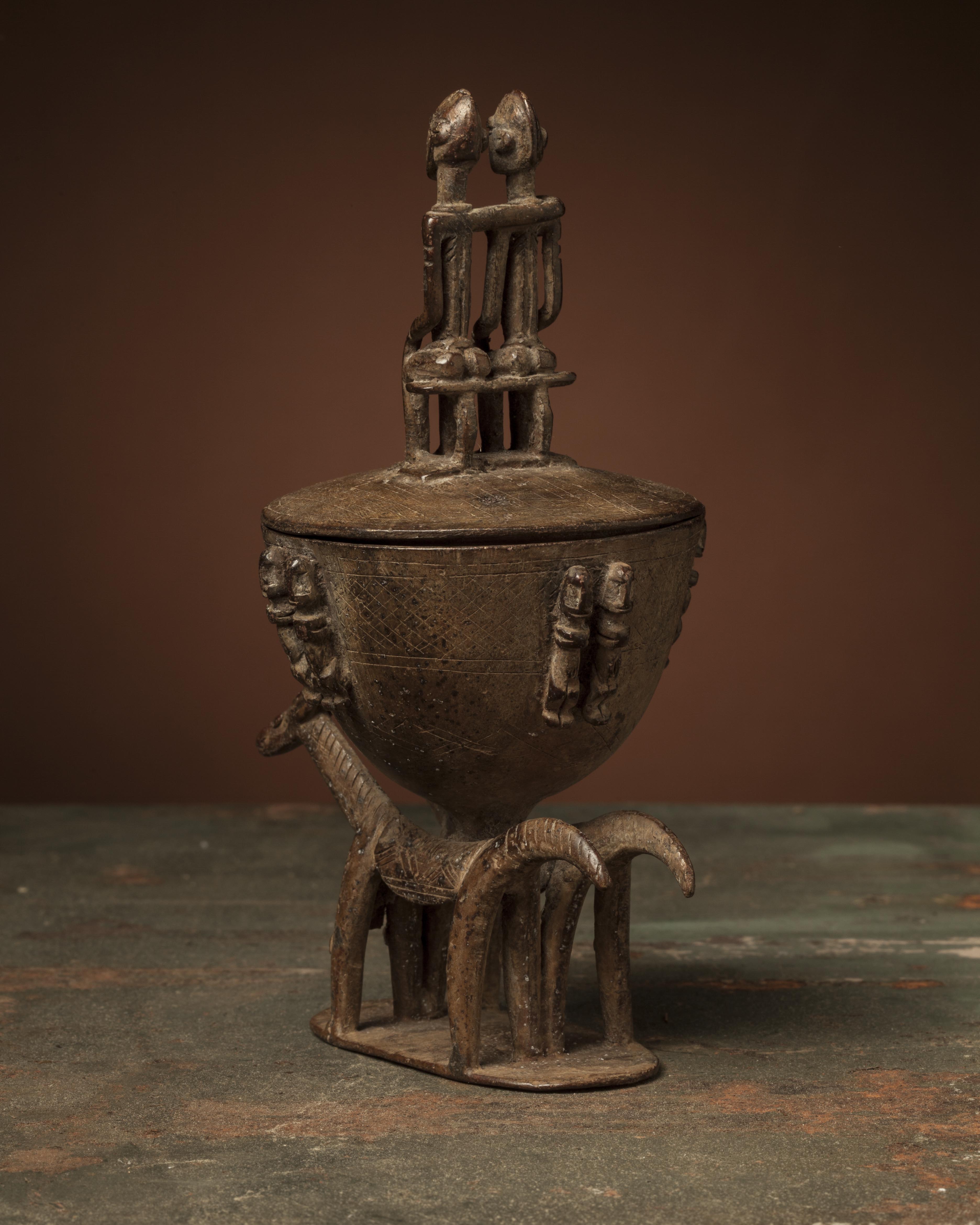 Br.Dogon (petit pot), d`afrique : Mali, statuette Br.Dogon (petit pot), masque ancien africain Br.Dogon (petit pot), art du Mali - Art Africain, collection privées Belgique. Statue africaine de la tribu des Br.Dogon (petit pot), provenant du Mali, 1734:Coupe cérémoniale Dogon en bronze portée par deux chevaux .Sur le couvercle il y a un couple assis.Sur la paroi de la coupe sont suspendus de dos quatres couples.18eme sc.( SYLLA Lamceini 1977 à 1983)

Bronzen beker dat gedragen wordt door twee paarden.Op het deksel zit een  dogon koppel.Op de wanden van de beker zijn vier koppels langs hun rug opgehangen.18de eeuw
col.Sylla Lamceini 1977 à 1983)

. art,culture,masque,statue,statuette,pot,ivoire,exposition,expo,masque original,masques,statues,statuettes,pots,expositions,expo,masques originaux,collectionneur d`art,art africain,culture africaine,masque africain,statue africaine,statuette africaine,pot africain,ivoire africain,exposition africain,expo africain,masque origina africainl,masques africains,statues africaines,statuettes africaines,pots africains,expositions africaines,expo africaines,masques originaux  africains,collectionneur d`art africain