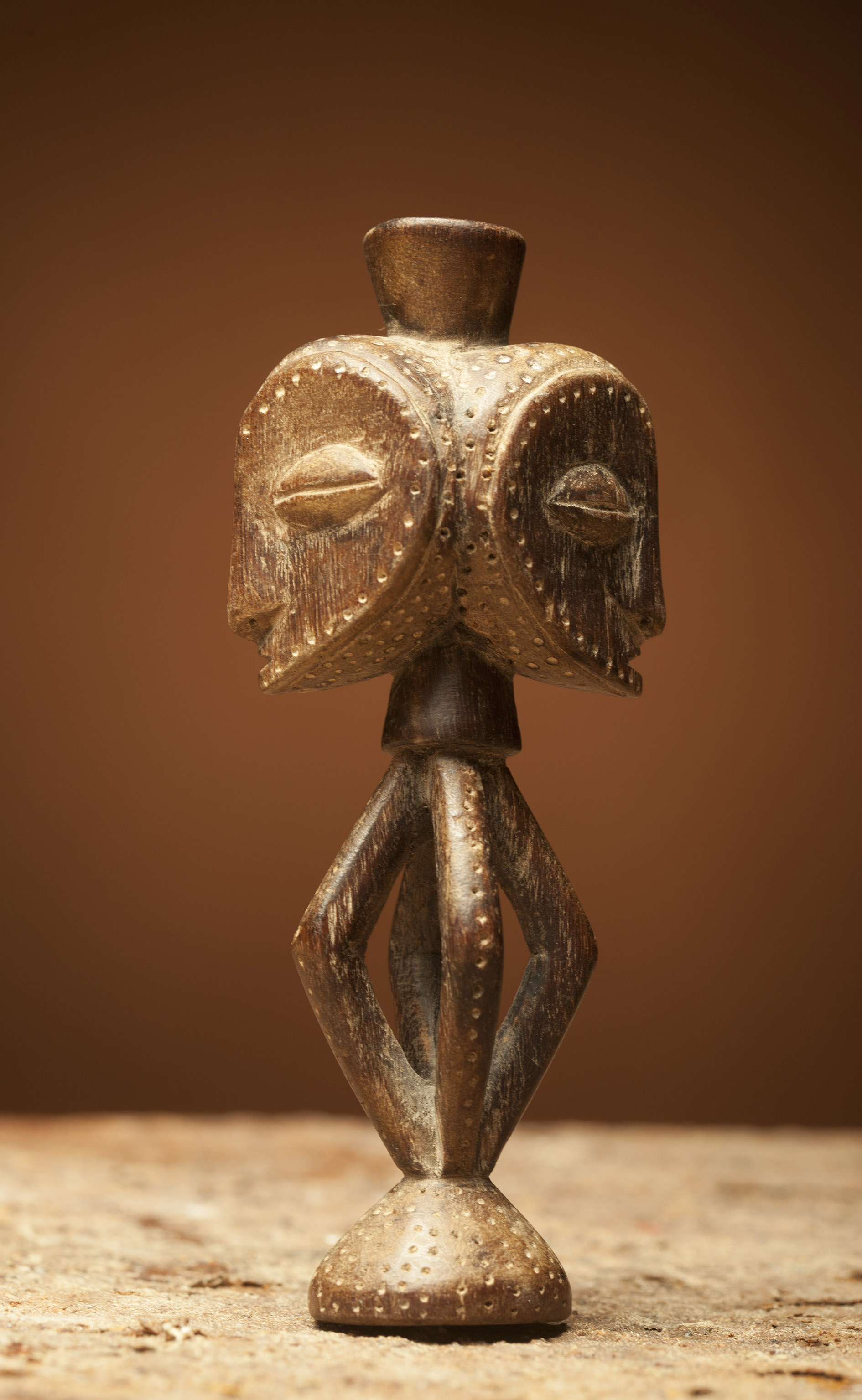 Tchokwe(siflets), d`afrique : R.D.Congo, statuette Tchokwe(siflets), masque ancien africain Tchokwe(siflets), art du R.D.Congo - Art Africain, collection privées Belgique. Statue africaine de la tribu des Tchokwe(siflets), provenant du R.D.Congo, 1747:différents sifflets de chasse Thokwe, Luba (col.Minga prince Kuba antiquaire à Kinshasa 1960 à 1974)

verscheidene jagdfluitjes Tchokwe en Luba
(col Minga Kubu prins antiquaire in Kinshasa
1960 -1974)



). art,culture,masque,statue,statuette,pot,ivoire,exposition,expo,masque original,masques,statues,statuettes,pots,expositions,expo,masques originaux,collectionneur d`art,art africain,culture africaine,masque africain,statue africaine,statuette africaine,pot africain,ivoire africain,exposition africain,expo africain,masque origina africainl,masques africains,statues africaines,statuettes africaines,pots africains,expositions africaines,expo africaines,masques originaux  africains,collectionneur d`art africain