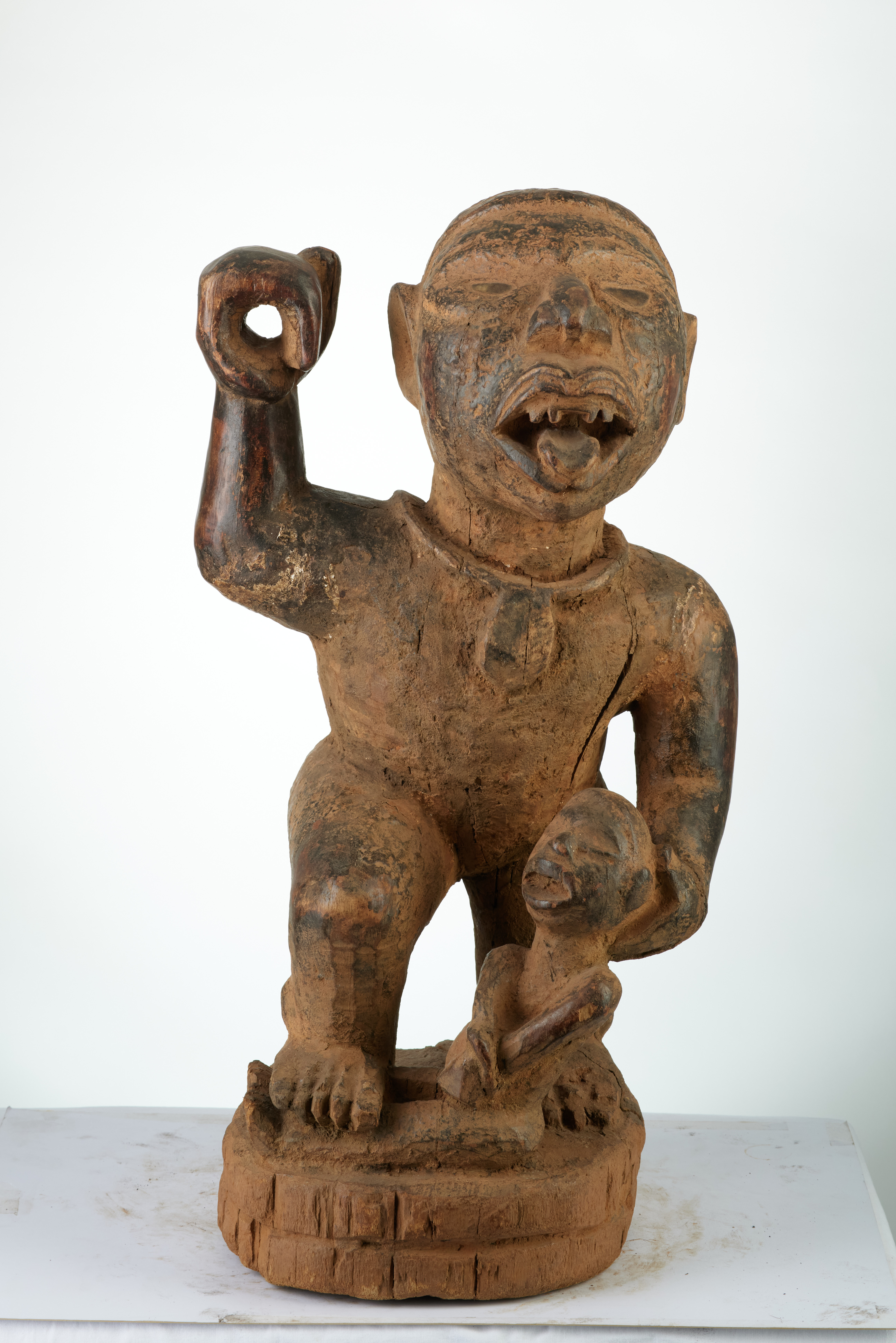 Kongo (guerrier), d`afrique : Rep.d.Congo, statuette Kongo (guerrier), masque ancien africain Kongo (guerrier), art du Rep.d.Congo - Art Africain, collection privées Belgique. Statue africaine de la tribu des Kongo (guerrier), provenant du Rep.d.Congo, 1759:vieille statue montrant un homme debout mettant son pied droit sur un homme couché dont il soutient la tête de la main gauche en le menacant du bras droit levé (qui devait tenir une arme).Le visage a une expression férosse,la bouche ouverte ,sa langue dehors ,Criant
Il porte un collier avec une amulette autour du cou.
(col.Minga Zaire 1972)

heel oud beeld dat een overwinnend man toont
met zijn rechter been op een neerliggende man.Hij ondersteunt  het hoofd met zijn linker hand en een bedreigende rechter arm naar omhoog( er ontbreekt een wapen) Hij draagt een halsnoer.
Hij heeft een woest gezicht met zijn mond open en zijn tong er uit(schreewend)
(col.Minga Zaire 1972). art,culture,masque,statue,statuette,pot,ivoire,exposition,expo,masque original,masques,statues,statuettes,pots,expositions,expo,masques originaux,collectionneur d`art,art africain,culture africaine,masque africain,statue africaine,statuette africaine,pot africain,ivoire africain,exposition africain,expo africain,masque origina africainl,masques africains,statues africaines,statuettes africaines,pots africains,expositions africaines,expo africaines,masques originaux  africains,collectionneur d`art africain