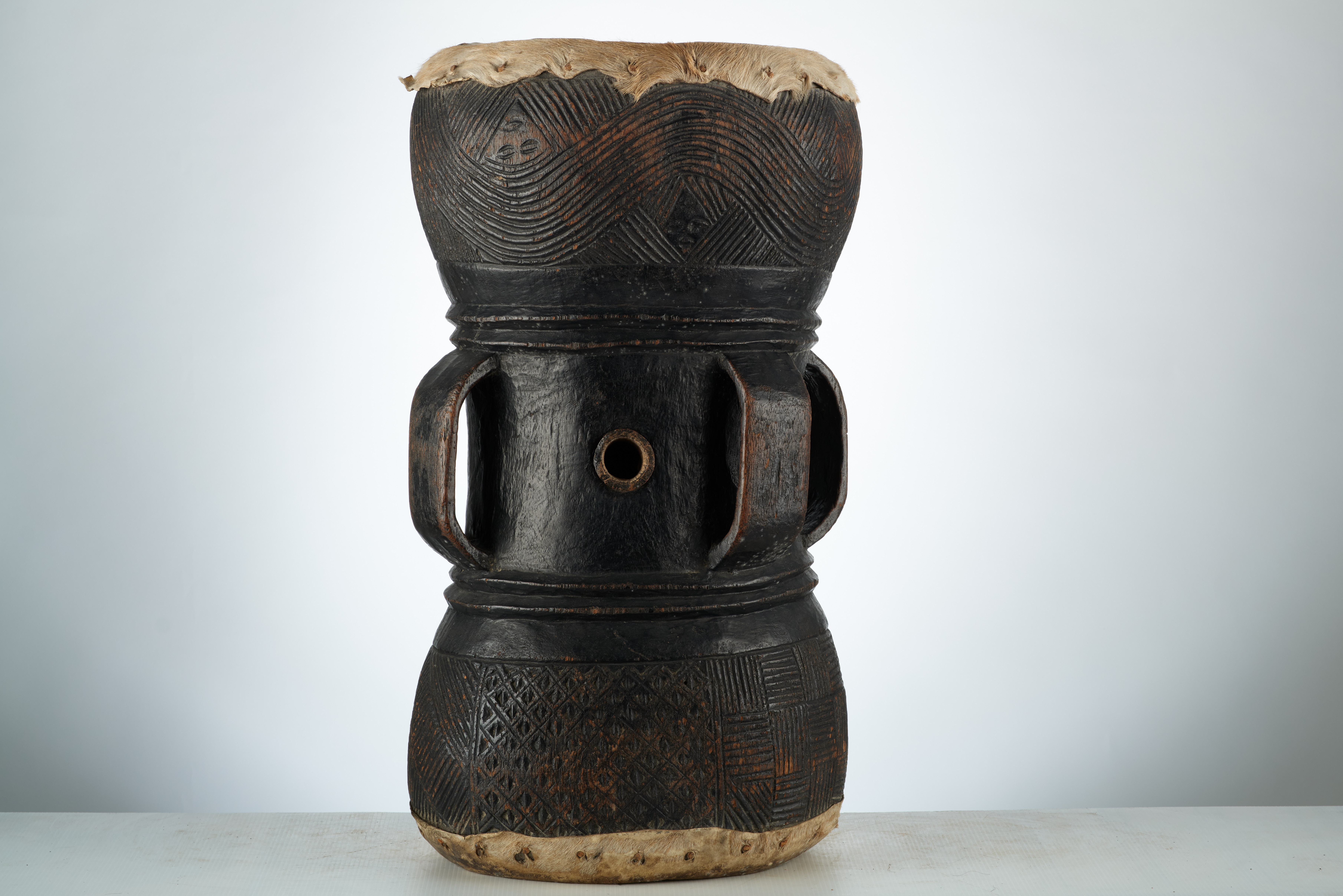 Tchokwe (tambour 62cm.2 faces), d`afrique : Rep.d.Congo, statuette Tchokwe (tambour 62cm.2 faces), masque ancien africain Tchokwe (tambour 62cm.2 faces), art du Rep.d.Congo - Art Africain, collection privées Belgique. Statue africaine de la tribu des Tchokwe (tambour 62cm.2 faces), provenant du Rep.d.Congo, 1761:Tambour cylindrique Tchokwé à double face; La peau de résonnance tendue de chaque côté ,le diam.35cm;la h.du tambour 62cm. Au milieu autour du cylindre il y a 4 poignées de 16cm.
et 1 troude 4cm.Il est décoré de dessins géométriques.(col.Carlo Lamotte info Congo)

Cylindrische wederzijdse Tchokwe trommel, diam.35cm.; H.62cm.Midden op de cylinder zijn 4 handvatten van 16cm.en een hol van 4cm.De trommel is versierd met geometrische tekeningen.(col.Carlo Lamotte info Cong)












. art,culture,masque,statue,statuette,pot,ivoire,exposition,expo,masque original,masques,statues,statuettes,pots,expositions,expo,masques originaux,collectionneur d`art,art africain,culture africaine,masque africain,statue africaine,statuette africaine,pot africain,ivoire africain,exposition africain,expo africain,masque origina africainl,masques africains,statues africaines,statuettes africaines,pots africains,expositions africaines,expo africaines,masques originaux  africains,collectionneur d`art africain