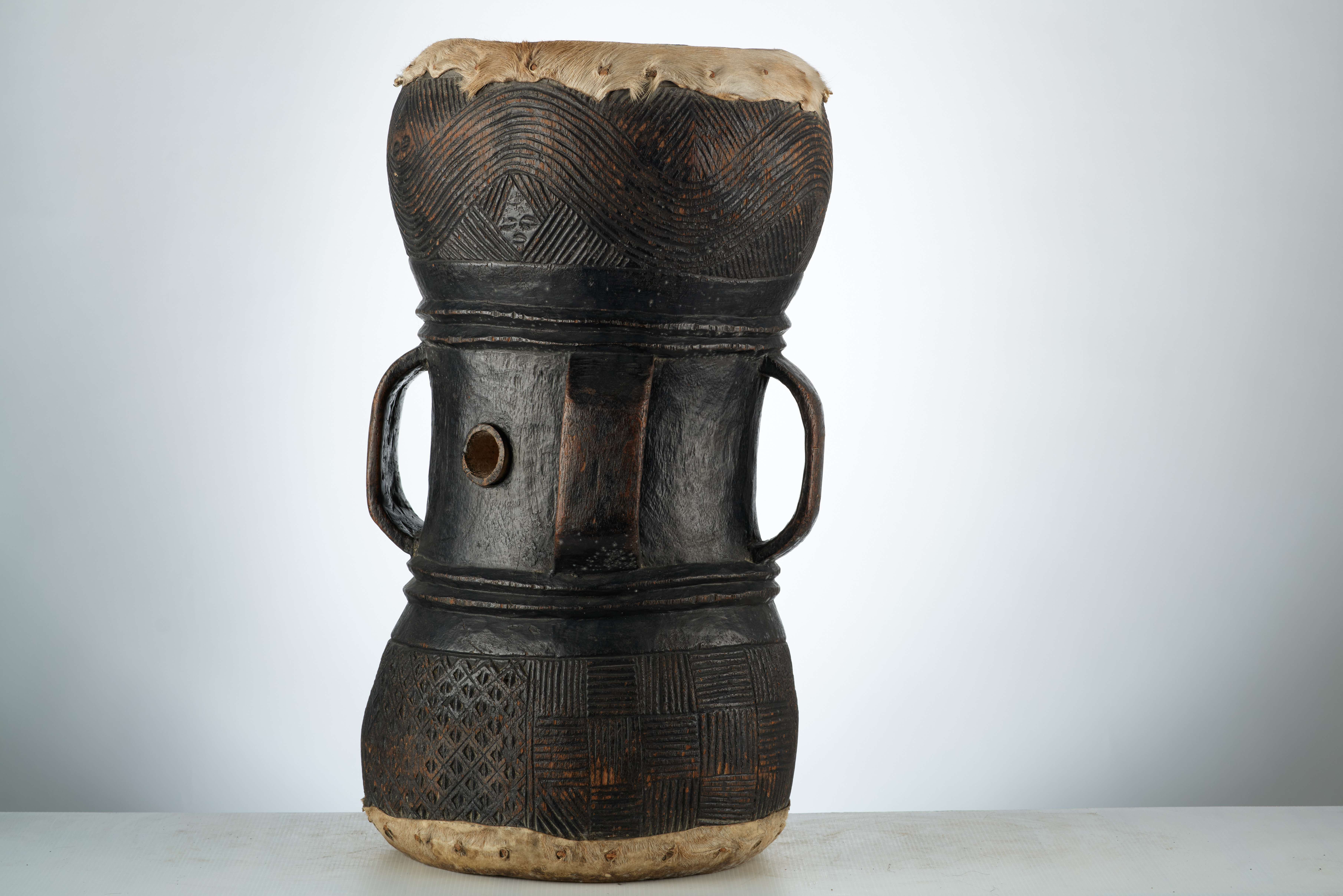 Tchokwe (tambour 62cm.2 faces), d`afrique : Rep.d.Congo, statuette Tchokwe (tambour 62cm.2 faces), masque ancien africain Tchokwe (tambour 62cm.2 faces), art du Rep.d.Congo - Art Africain, collection privées Belgique. Statue africaine de la tribu des Tchokwe (tambour 62cm.2 faces), provenant du Rep.d.Congo, 1761:Tambour cylindrique Tchokwé à double face; La peau de résonnance tendue de chaque côté ,le diam.35cm;la h.du tambour 62cm. Au milieu autour du cylindre il y a 4 poignées de 16cm.
et 1 troude 4cm.Il est décoré de dessins géométriques.(col.Carlo Lamotte info Congo)

Cylindrische wederzijdse Tchokwe trommel, diam.35cm.; H.62cm.Midden op de cylinder zijn 4 handvatten van 16cm.en een hol van 4cm.De trommel is versierd met geometrische tekeningen.(col.Carlo Lamotte info Cong)












. art,culture,masque,statue,statuette,pot,ivoire,exposition,expo,masque original,masques,statues,statuettes,pots,expositions,expo,masques originaux,collectionneur d`art,art africain,culture africaine,masque africain,statue africaine,statuette africaine,pot africain,ivoire africain,exposition africain,expo africain,masque origina africainl,masques africains,statues africaines,statuettes africaines,pots africains,expositions africaines,expo africaines,masques originaux  africains,collectionneur d`art africain