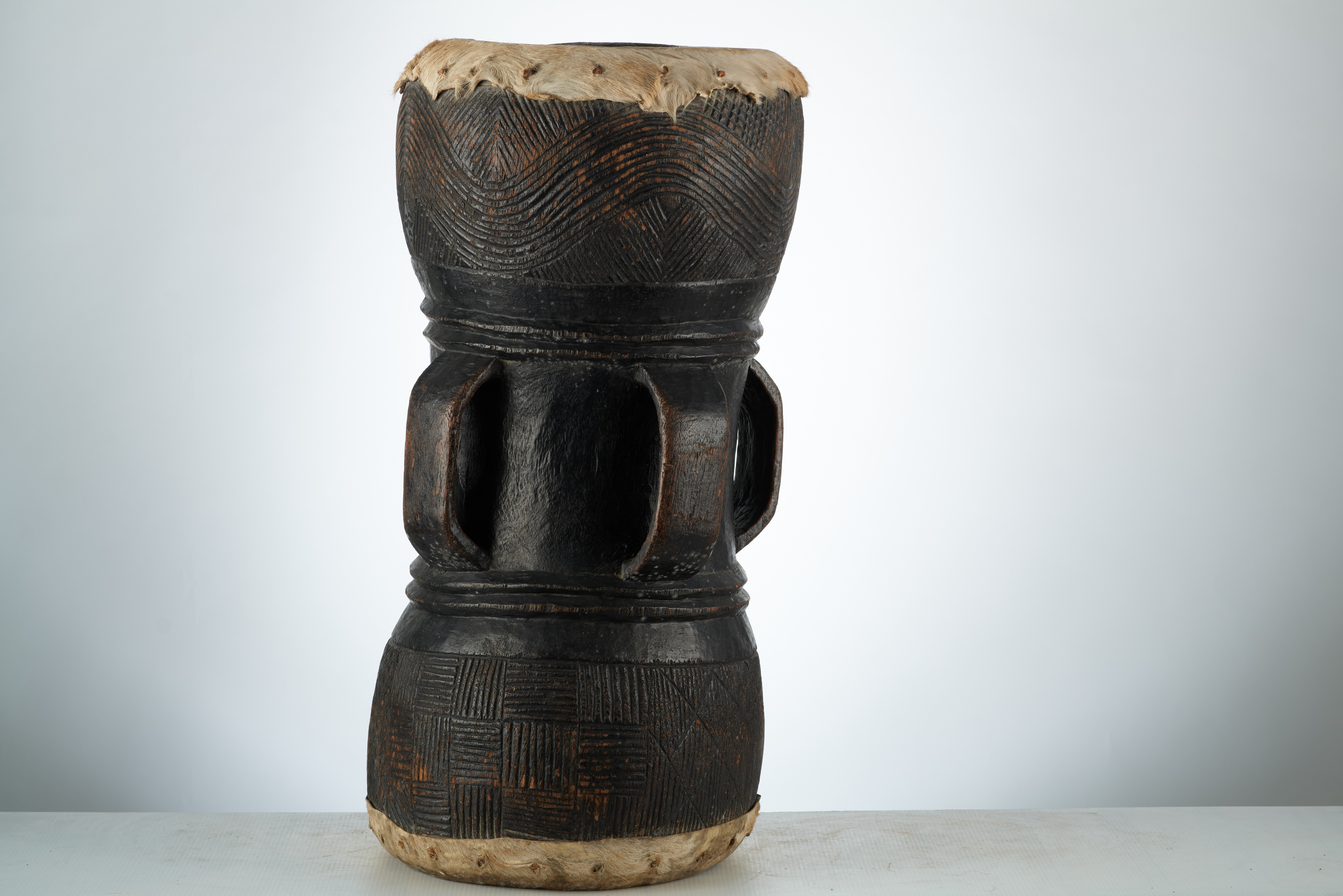 Tchokwe (tambour 62cm.2 faces), d`afrique : Rep.d.Congo, statuette Tchokwe (tambour 62cm.2 faces), masque ancien africain Tchokwe (tambour 62cm.2 faces), art du Rep.d.Congo - Art Africain, collection privées Belgique. Statue africaine de la tribu des Tchokwe (tambour 62cm.2 faces), provenant du Rep.d.Congo, 1761:Tambour cylindrique Tchokwé à double face; La peau de résonnance tendue de chaque côté ,le diam.35cm;la h.du tambour 62cm. Au milieu autour du cylindre il y a 4 poignées de 16cm.
et 1 troude 4cm.Il est décoré de dessins géométriques.(col.Carlo Lamotte info Congo)

Cylindrische wederzijdse Tchokwe trommel, diam.35cm.; H.62cm.Midden op de cylinder zijn 4 handvatten van 16cm.en een hol van 4cm.De trommel is versierd met geometrische tekeningen.(col.Carlo Lamotte info Cong)












. art,culture,masque,statue,statuette,pot,ivoire,exposition,expo,masque original,masques,statues,statuettes,pots,expositions,expo,masques originaux,collectionneur d`art,art africain,culture africaine,masque africain,statue africaine,statuette africaine,pot africain,ivoire africain,exposition africain,expo africain,masque origina africainl,masques africains,statues africaines,statuettes africaines,pots africains,expositions africaines,expo africaines,masques originaux  africains,collectionneur d`art africain