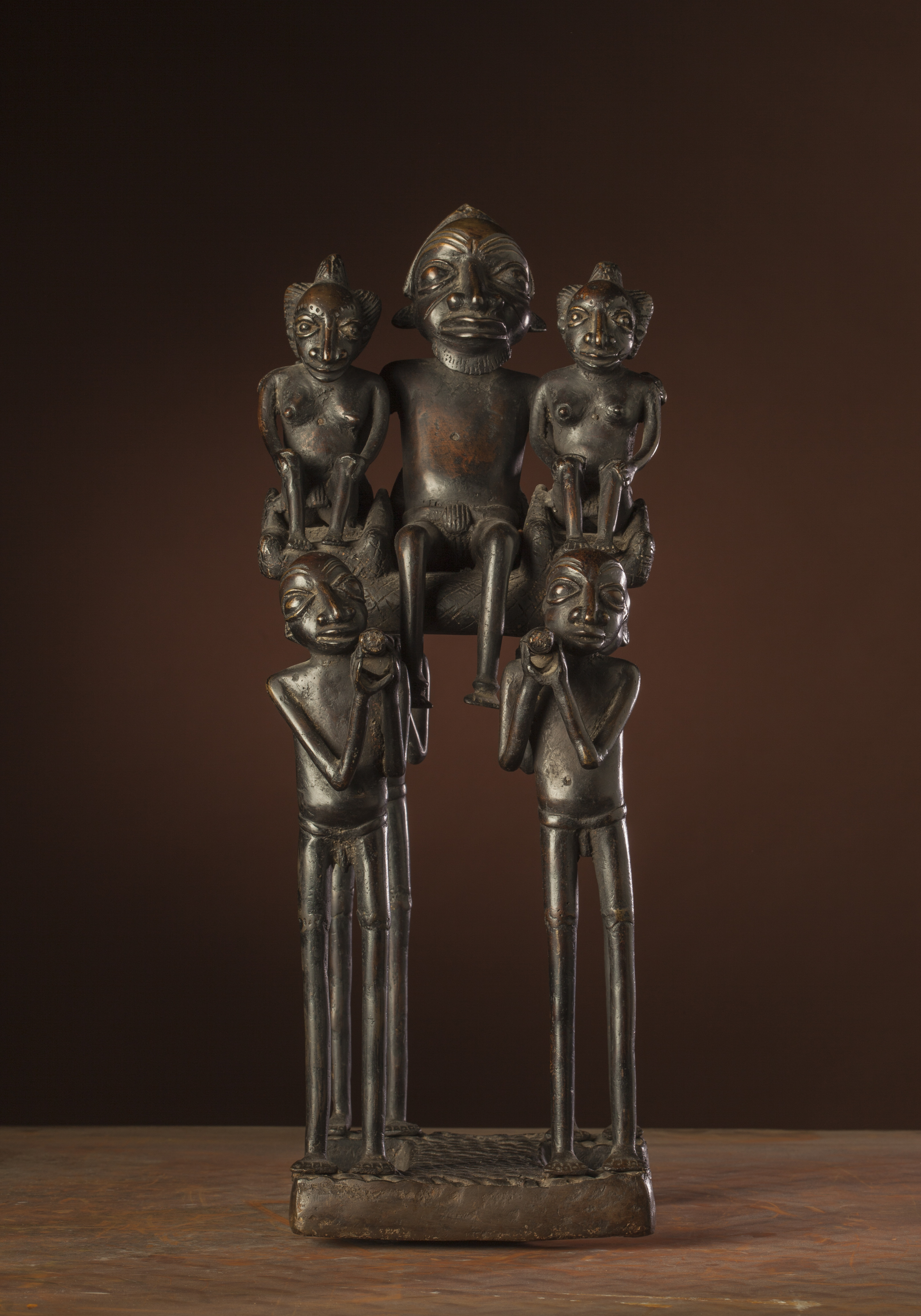 BR. Bamileke (tipoy royal), d`afrique : cameroum, statuette BR. Bamileke (tipoy royal), masque ancien africain BR. Bamileke (tipoy royal), art du cameroum - Art Africain, collection privées Belgique. Statue africaine de la tribu des BR. Bamileke (tipoy royal), provenant du cameroum, 1774:Très beau bronze.Un chef Bamileke se fait porter par 4 porteurs  en tipoy  assis avec deux femmes à ses côtés.(col.pères blanc à Lille)

Heel mooi brons beeld.Het opperhoofd van de bamileké laat zich door vier man dragen neerzittend in een tipoy met twee vrouwen naast zich.19de eeuw.(col witte paters in Lille.)









. art,culture,masque,statue,statuette,pot,ivoire,exposition,expo,masque original,masques,statues,statuettes,pots,expositions,expo,masques originaux,collectionneur d`art,art africain,culture africaine,masque africain,statue africaine,statuette africaine,pot africain,ivoire africain,exposition africain,expo africain,masque origina africainl,masques africains,statues africaines,statuettes africaines,pots africains,expositions africaines,expo africaines,masques originaux  africains,collectionneur d`art africain