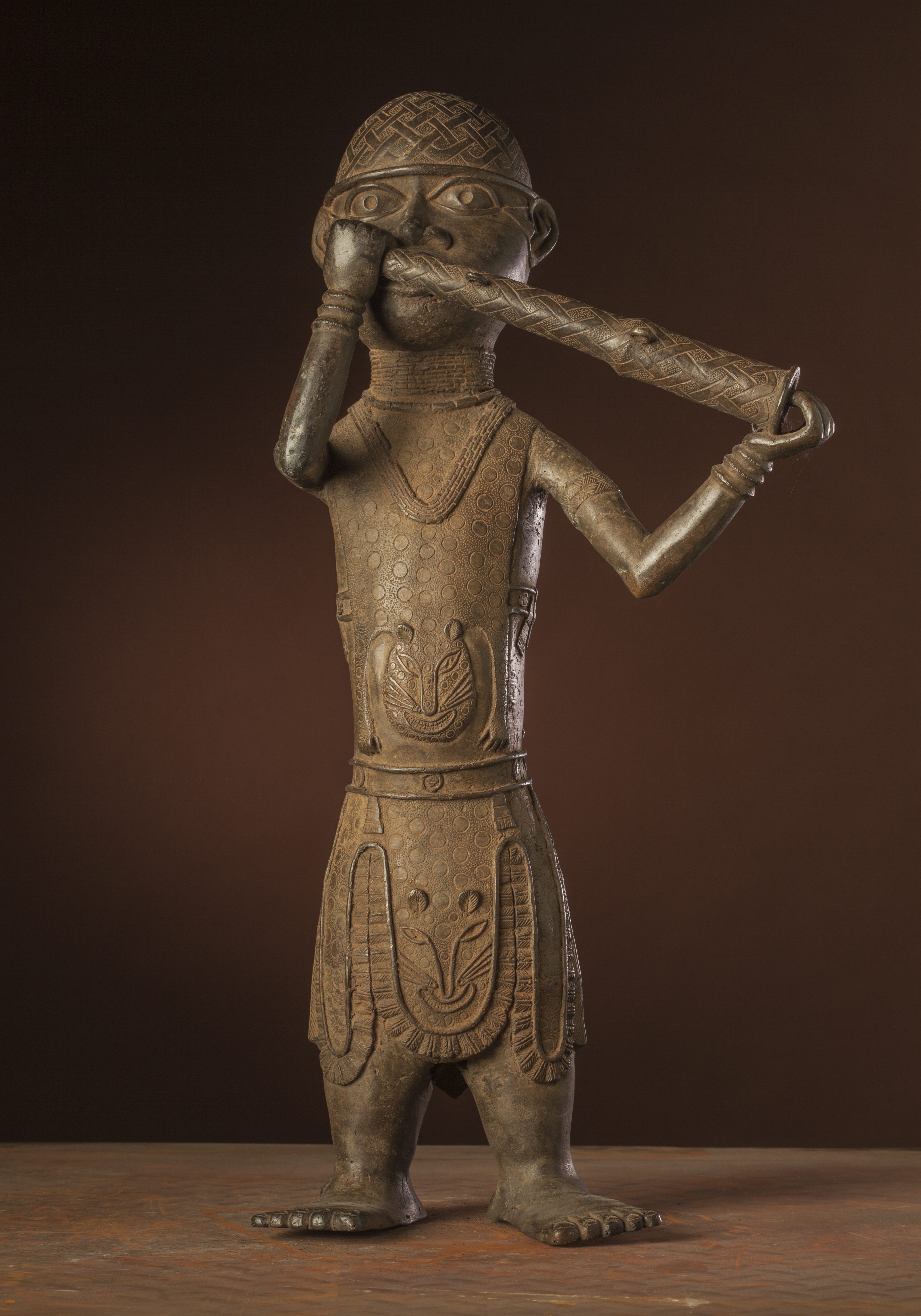 BR. Bénin(musicien), d`afrique : Nigeria, statuette BR. Bénin(musicien), masque ancien africain BR. Bénin(musicien), art du Nigeria - Art Africain, collection privées Belgique. Statue africaine de la tribu des BR. Bénin(musicien), provenant du Nigeria, 1776: Statue en Bronze ,joueur de cor qui accompagnait les soldats à la bataille d