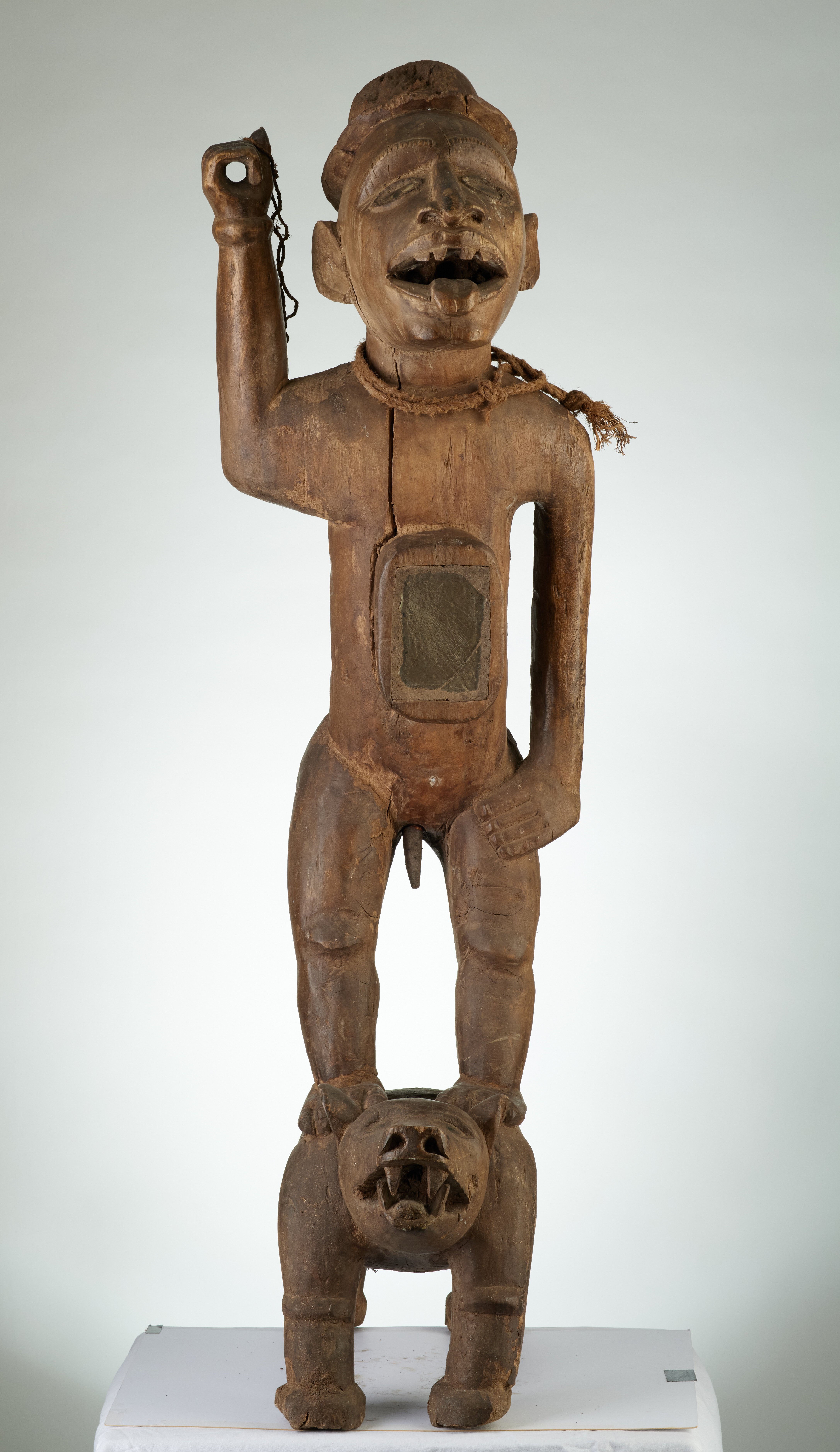 kongo(fétiche debout sur chien), d`afrique : rep.dem.Congo, statuette kongo(fétiche debout sur chien), masque ancien africain kongo(fétiche debout sur chien), art du rep.dem.Congo - Art Africain, collection privées Belgique. Statue africaine de la tribu des kongo(fétiche debout sur chien), provenant du rep.dem.Congo, 1815 Statue fétiche VILI appelés aussi LUANGO 
représentant un ancêtre debout sur le dos d