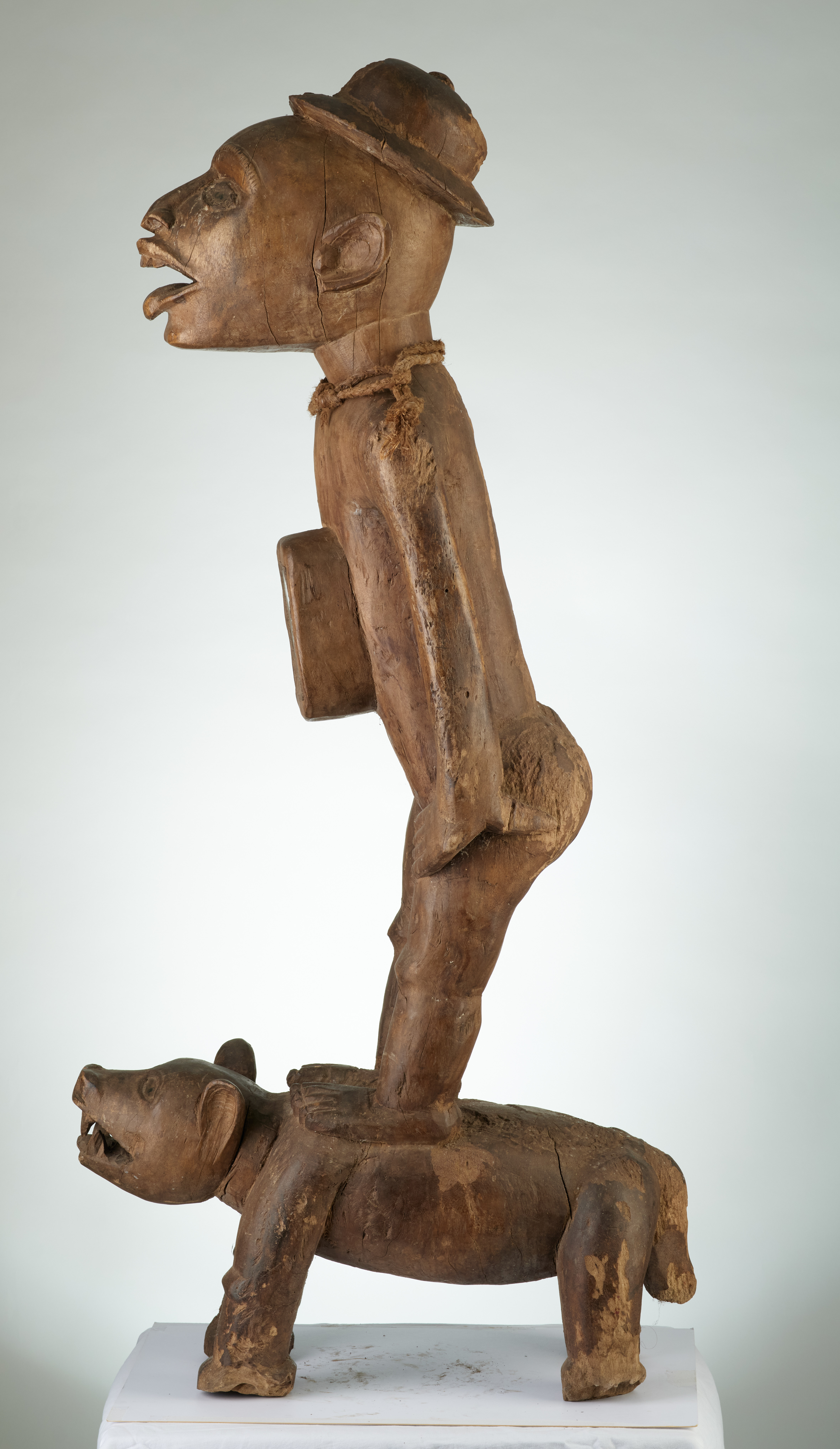 kongo(fétiche debout sur chien), d`afrique : rep.dem.Congo, statuette kongo(fétiche debout sur chien), masque ancien africain kongo(fétiche debout sur chien), art du rep.dem.Congo - Art Africain, collection privées Belgique. Statue africaine de la tribu des kongo(fétiche debout sur chien), provenant du rep.dem.Congo, 1815 Statue fétiche VILI appelés aussi LUANGO 
représentant un ancêtre debout sur le dos d