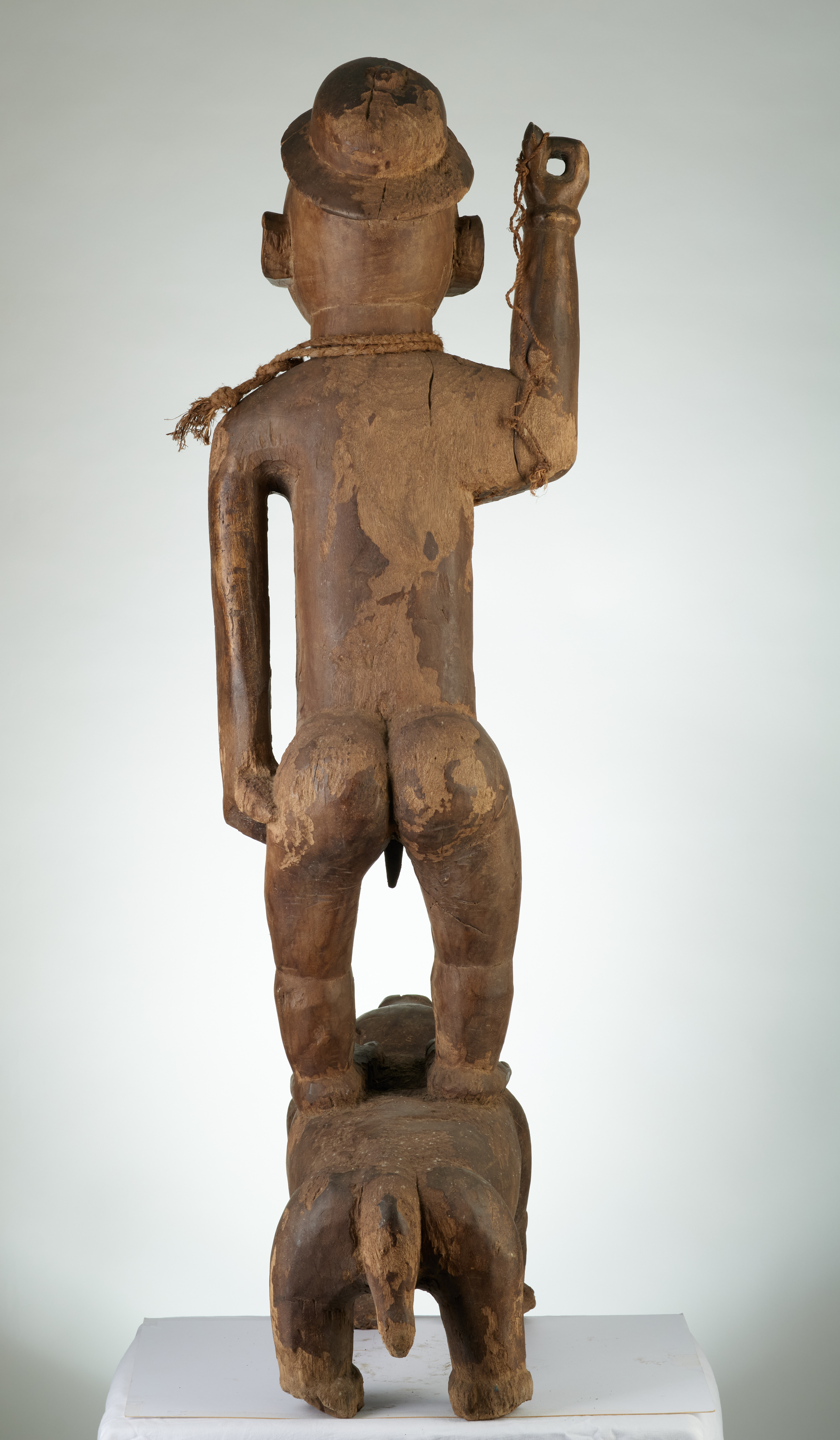 kongo(fétiche debout sur chien), d`afrique : rep.dem.Congo, statuette kongo(fétiche debout sur chien), masque ancien africain kongo(fétiche debout sur chien), art du rep.dem.Congo - Art Africain, collection privées Belgique. Statue africaine de la tribu des kongo(fétiche debout sur chien), provenant du rep.dem.Congo, 1815 Statue fétiche VILI appelés aussi LUANGO 
représentant un ancêtre debout sur le dos d