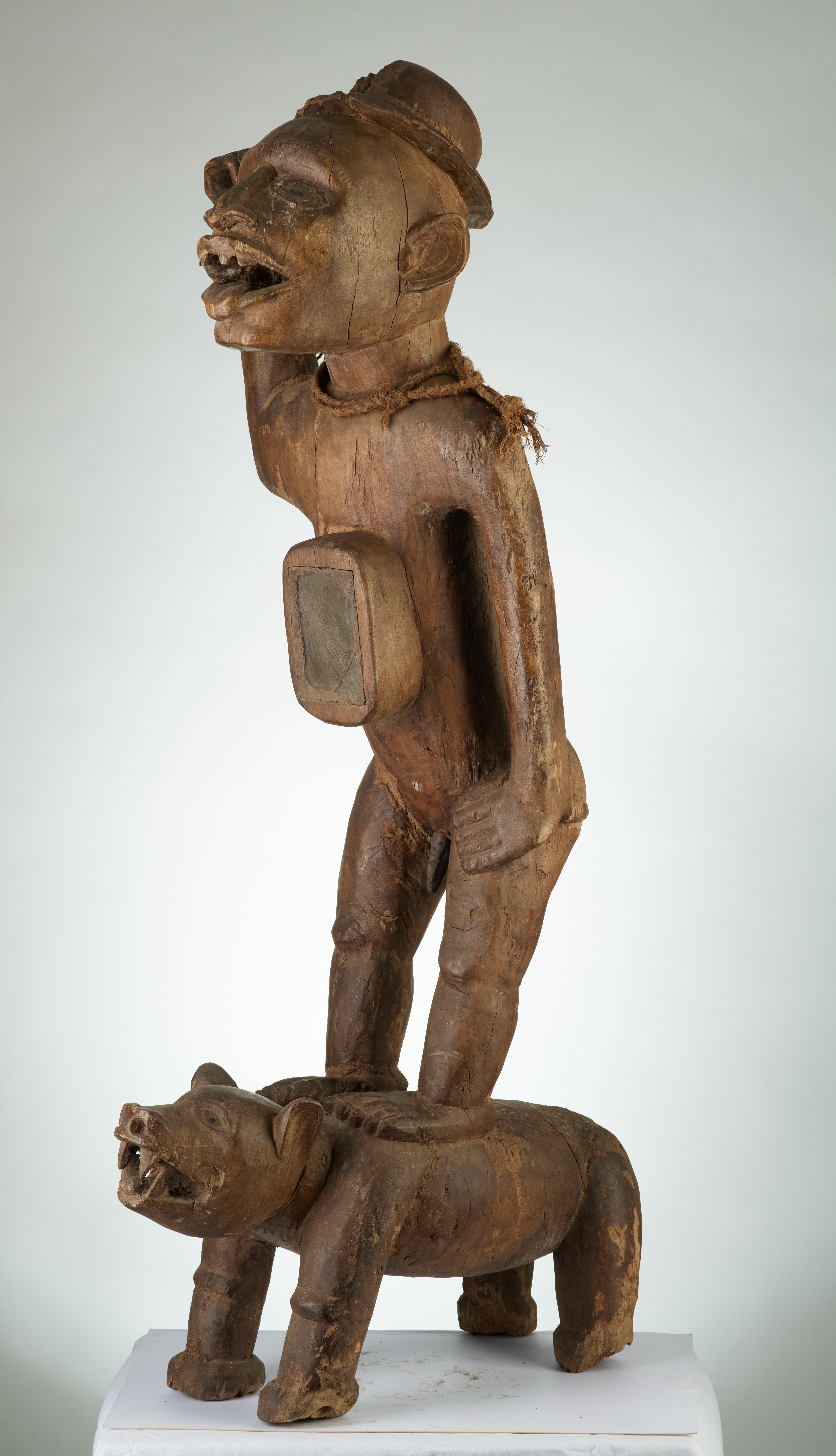 kongo(fétiche debout sur chien), d`afrique : rep.dem.Congo, statuette kongo(fétiche debout sur chien), masque ancien africain kongo(fétiche debout sur chien), art du rep.dem.Congo - Art Africain, collection privées Belgique. Statue africaine de la tribu des kongo(fétiche debout sur chien), provenant du rep.dem.Congo, 1815 Statue fétiche VILI appelés aussi LUANGO 
représentant un ancêtre debout sur le dos d