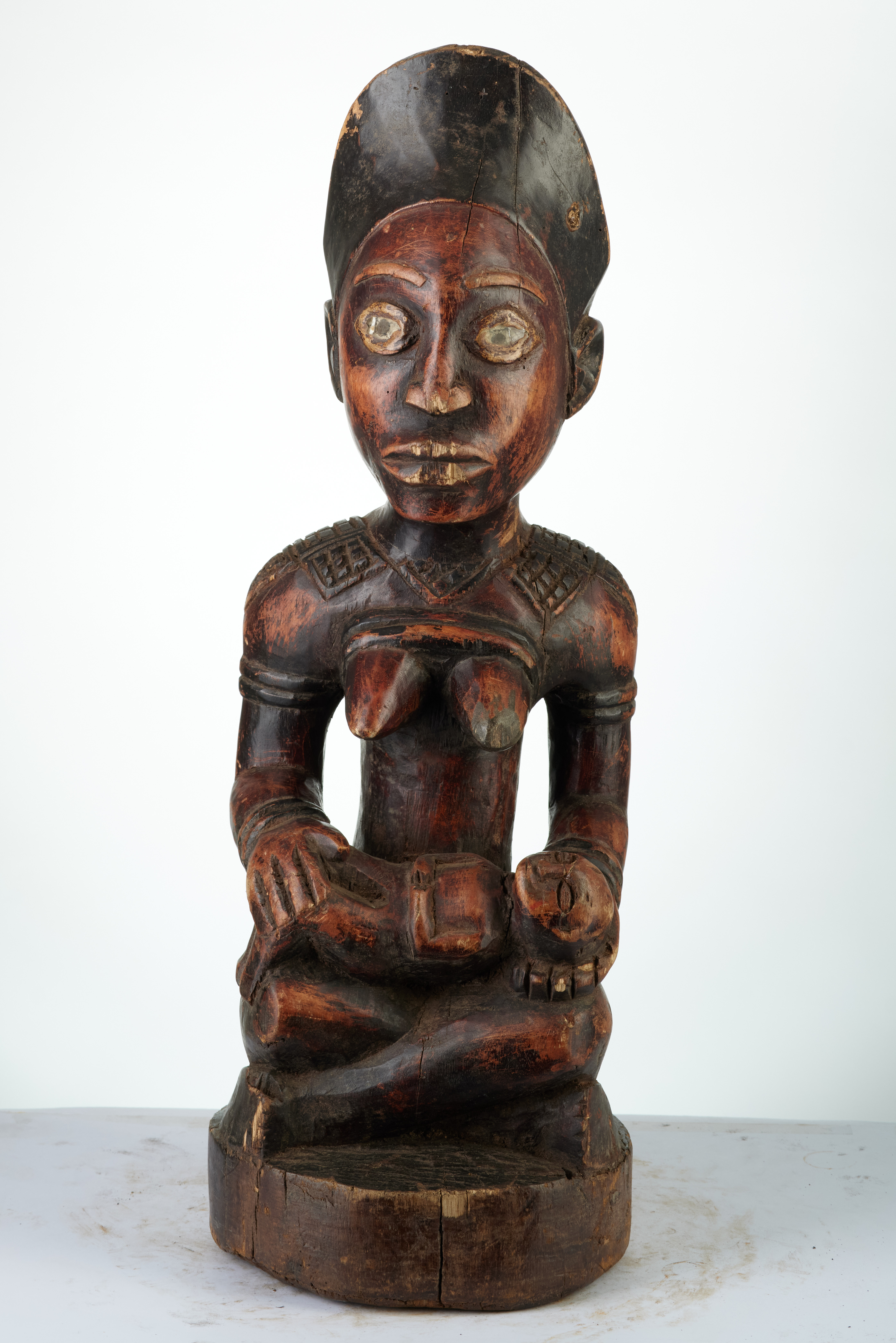 kongo(maternité), d`afrique : rep.dem.Congo, statuette kongo(maternité), masque ancien africain kongo(maternité), art du rep.dem.Congo - Art Africain, collection privées Belgique. Statue africaine de la tribu des kongo(maternité), provenant du rep.dem.Congo, 1819; Maternité assise pfemba, De la patinne rouge rouge, région  côtière de Ngoyo ,coiffure en forme de mitre noir ,des scarifications en losanges typique du Mayombe.Elle porte des bracelets autour des bras et des poignets.Les yeux en verres et pupille noir.Le cou ,les lèvres et les sourcils bien travaillés.L