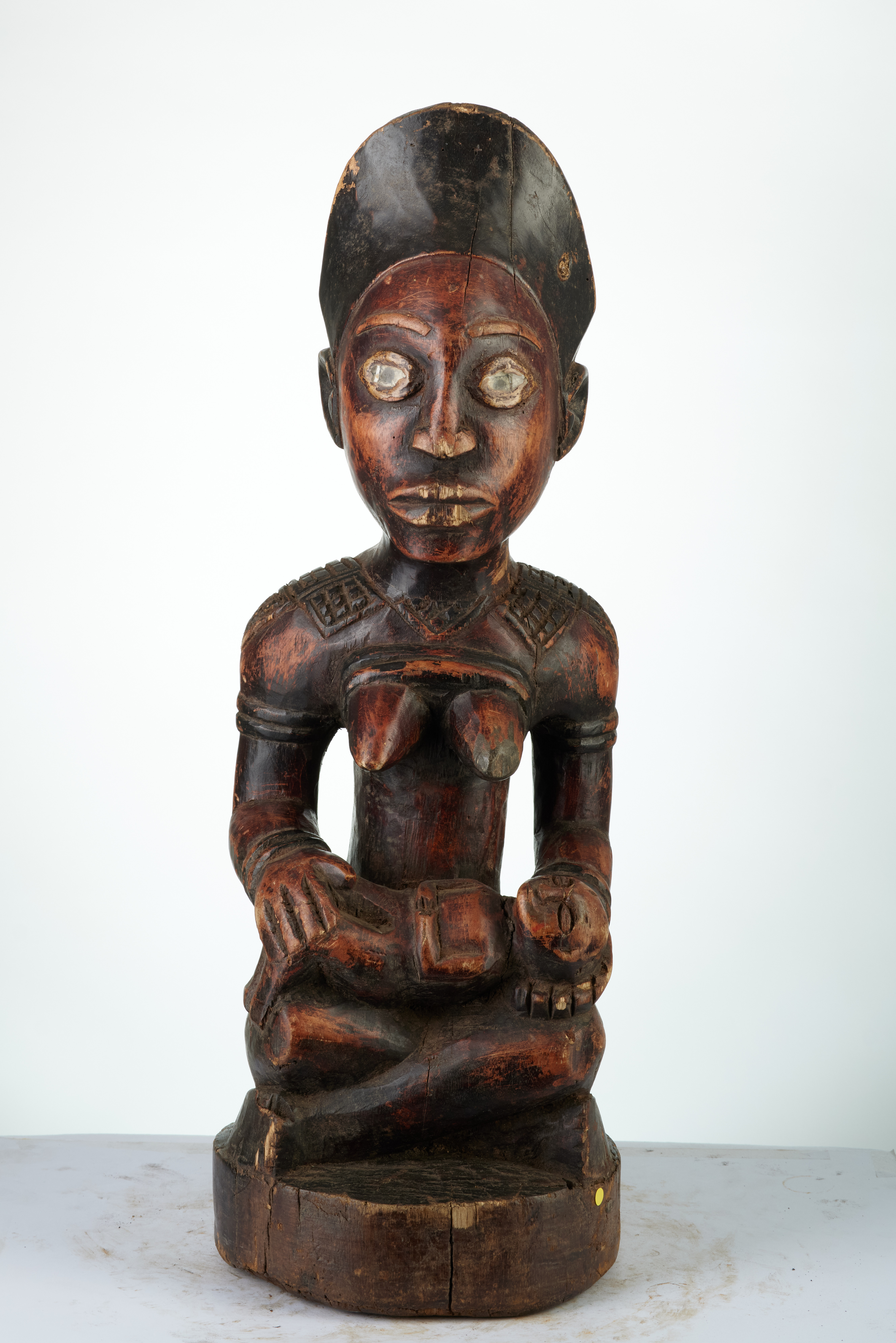 kongo(maternité), d`afrique : rep.dem.Congo, statuette kongo(maternité), masque ancien africain kongo(maternité), art du rep.dem.Congo - Art Africain, collection privées Belgique. Statue africaine de la tribu des kongo(maternité), provenant du rep.dem.Congo, 1819; Maternité assise pfemba, De la patinne rouge rouge, région  côtière de Ngoyo ,coiffure en forme de mitre noir ,des scarifications en losanges typique du Mayombe.Elle porte des bracelets autour des bras et des poignets.Les yeux en verres et pupille noir.Le cou ,les lèvres et les sourcils bien travaillés.L